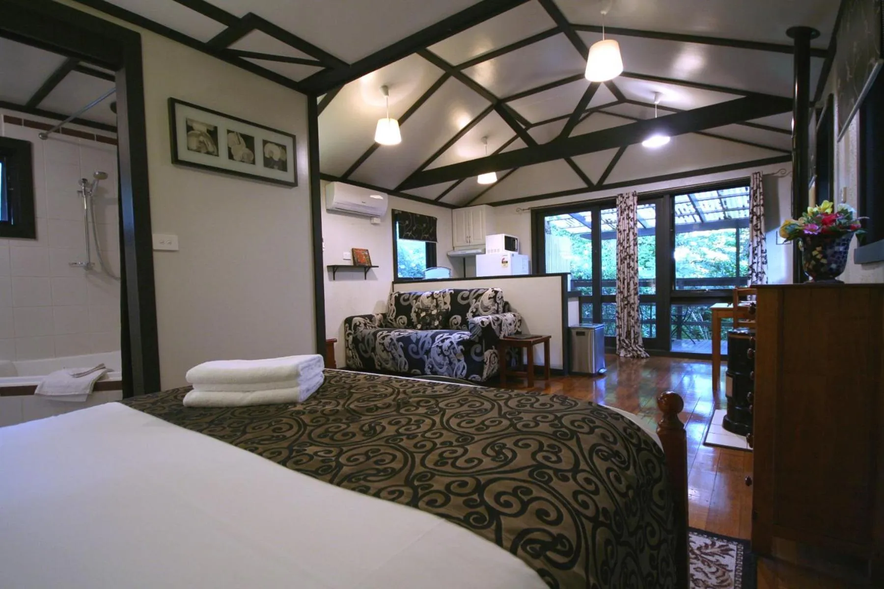 Kitchen or kitchenette, Bed in Tudor Cottages