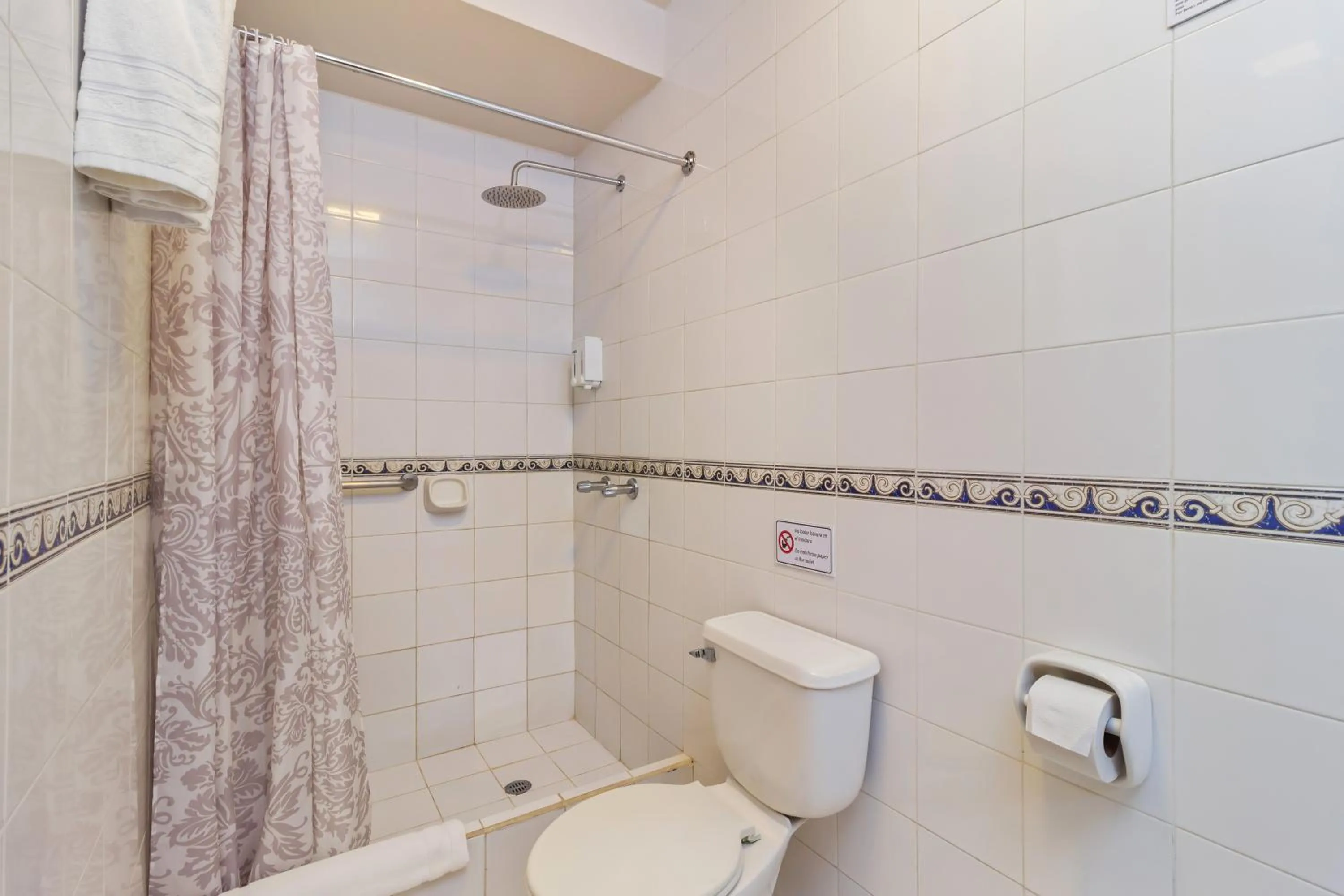 Shower in Hotel La Cartuja