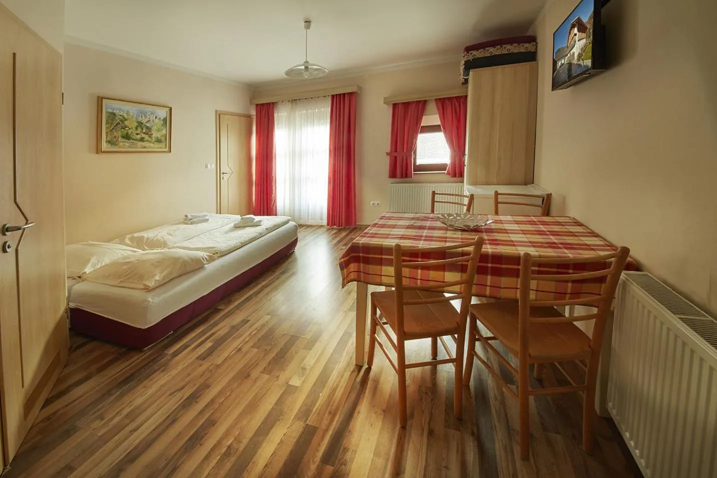 Communal lounge/ TV room, Bed in Rute Hotel and Apartments