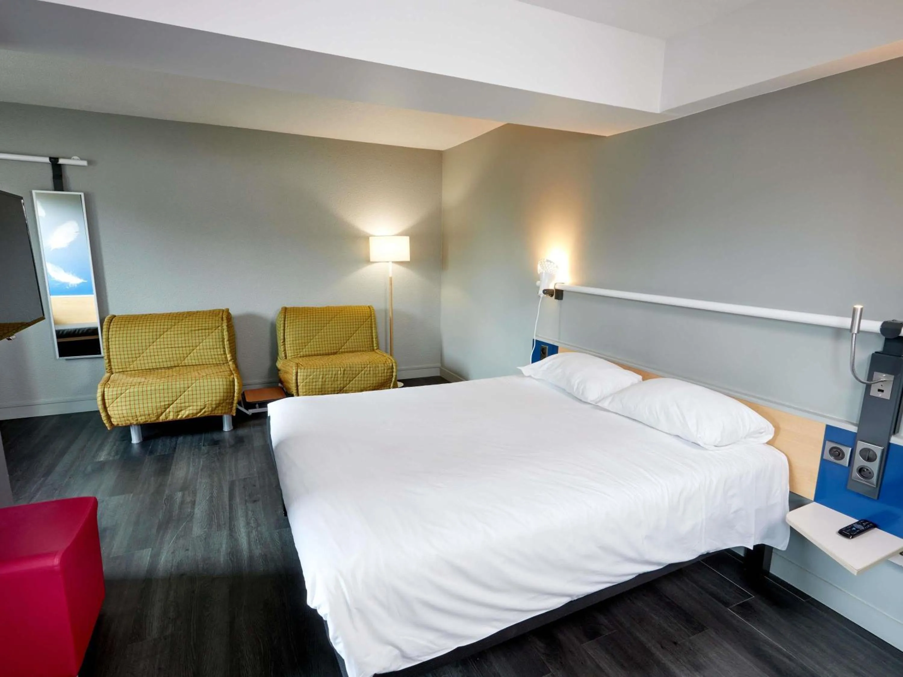 Bedroom, Bed in ibis Auxerre Sud