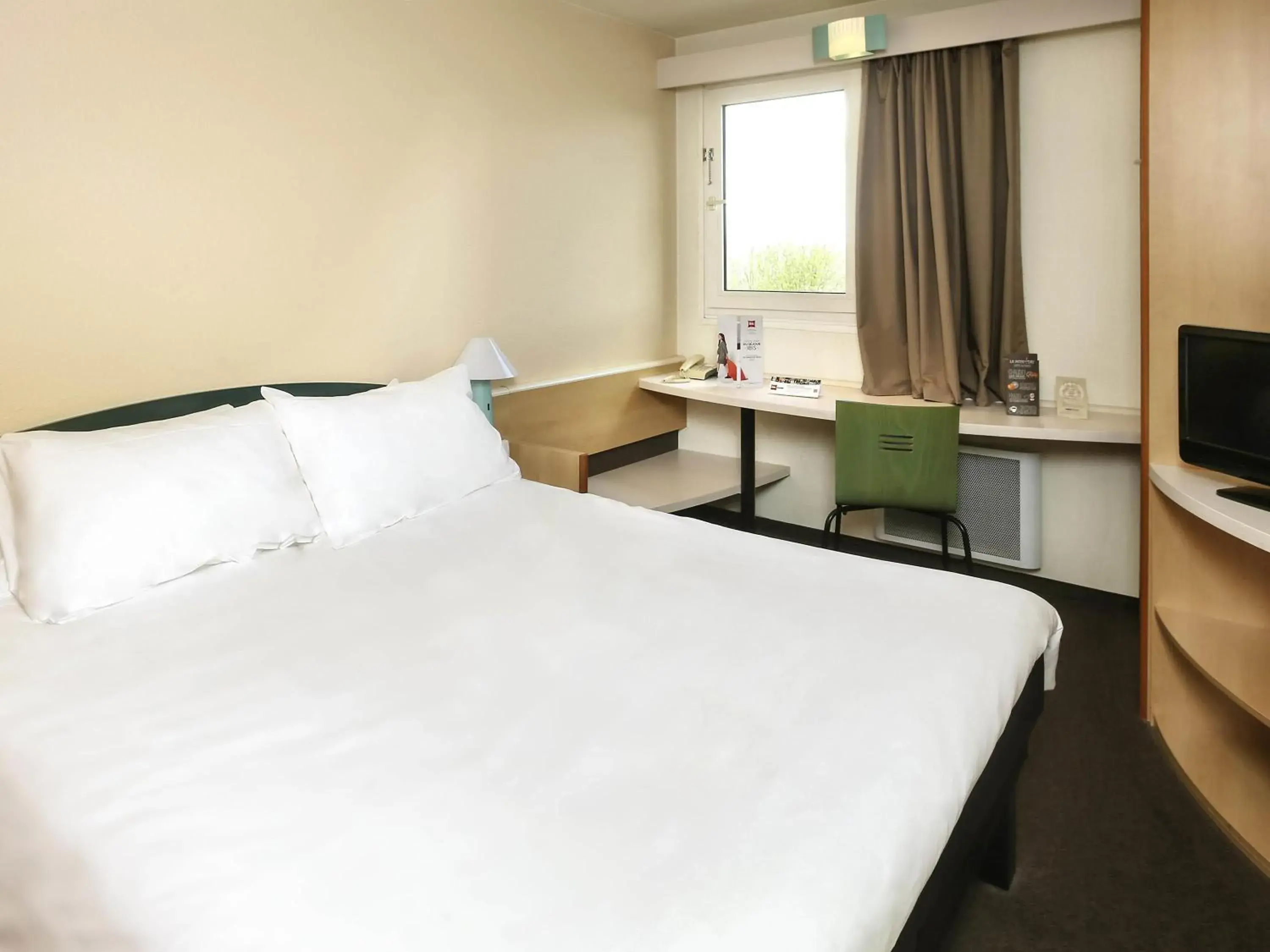 Bedroom, Bed in ibis Auxerre Sud Bedroom, Bed in ibis Auxerre Sud