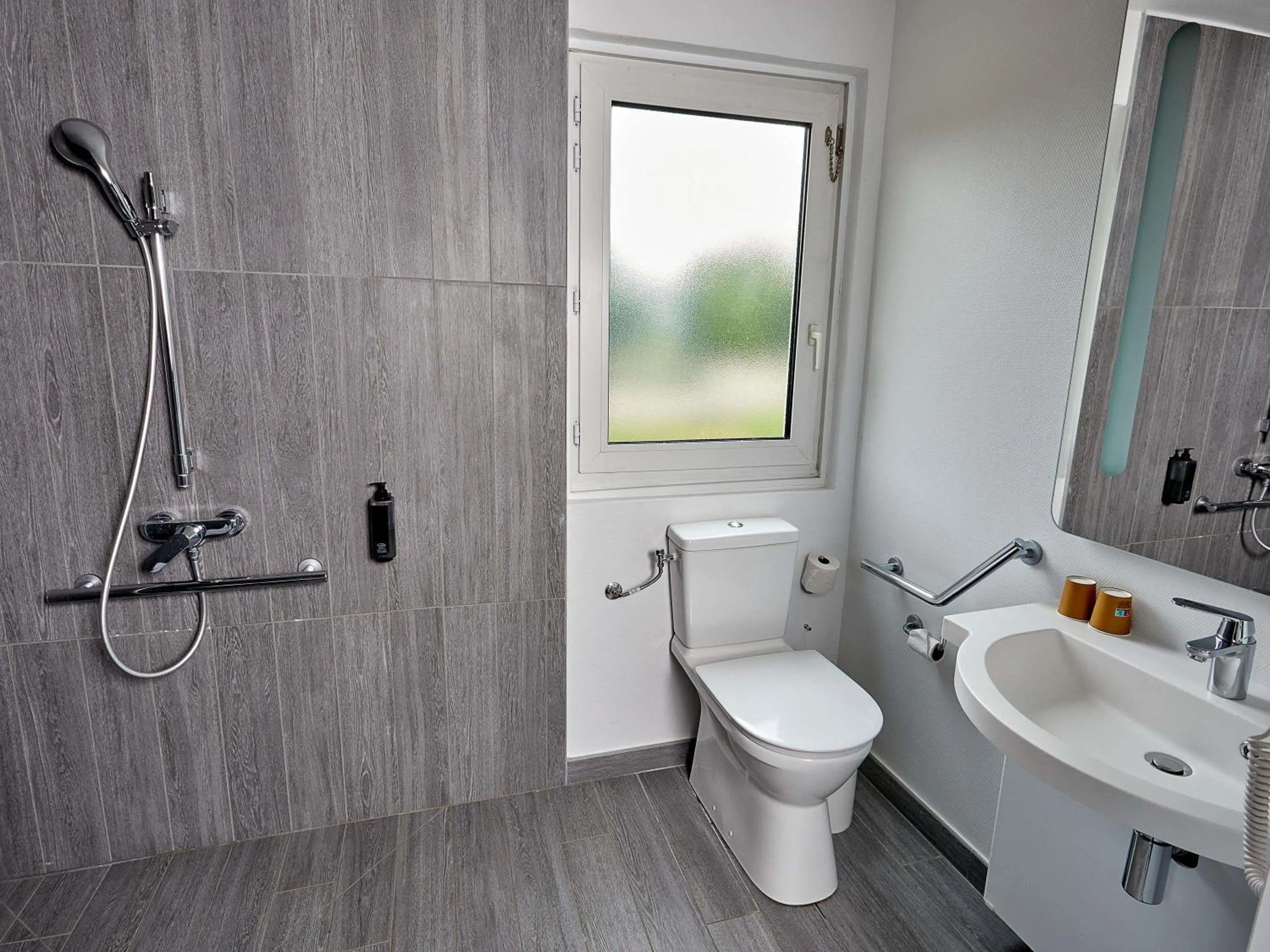 Bedroom in ibis Auxerre Sud