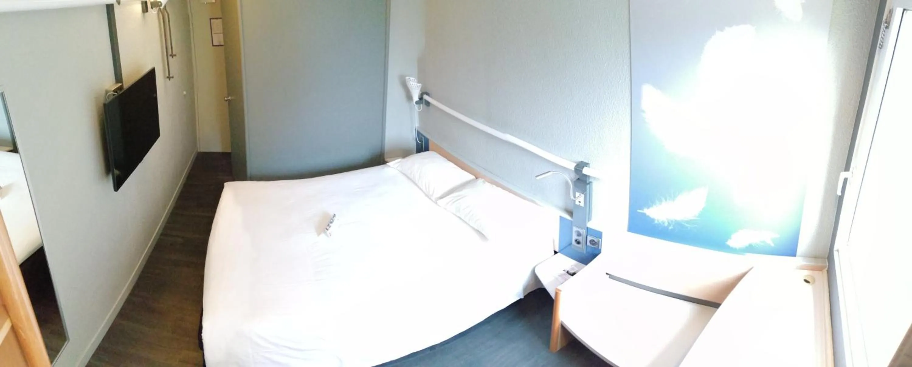 Photo of the whole room, Bed in ibis Auxerre Sud