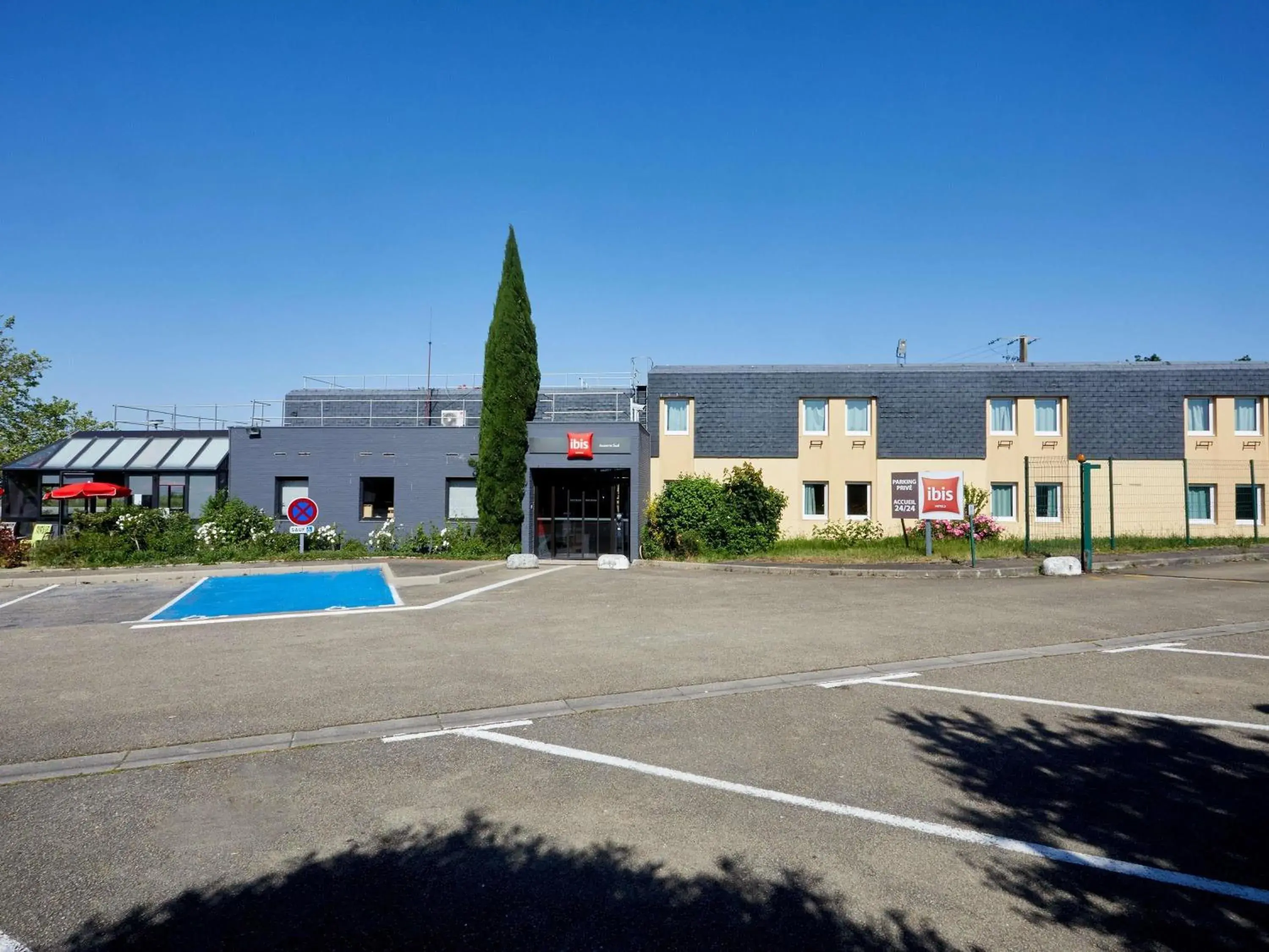 Property building in ibis Auxerre Sud Property building in ibis Auxerre Sud