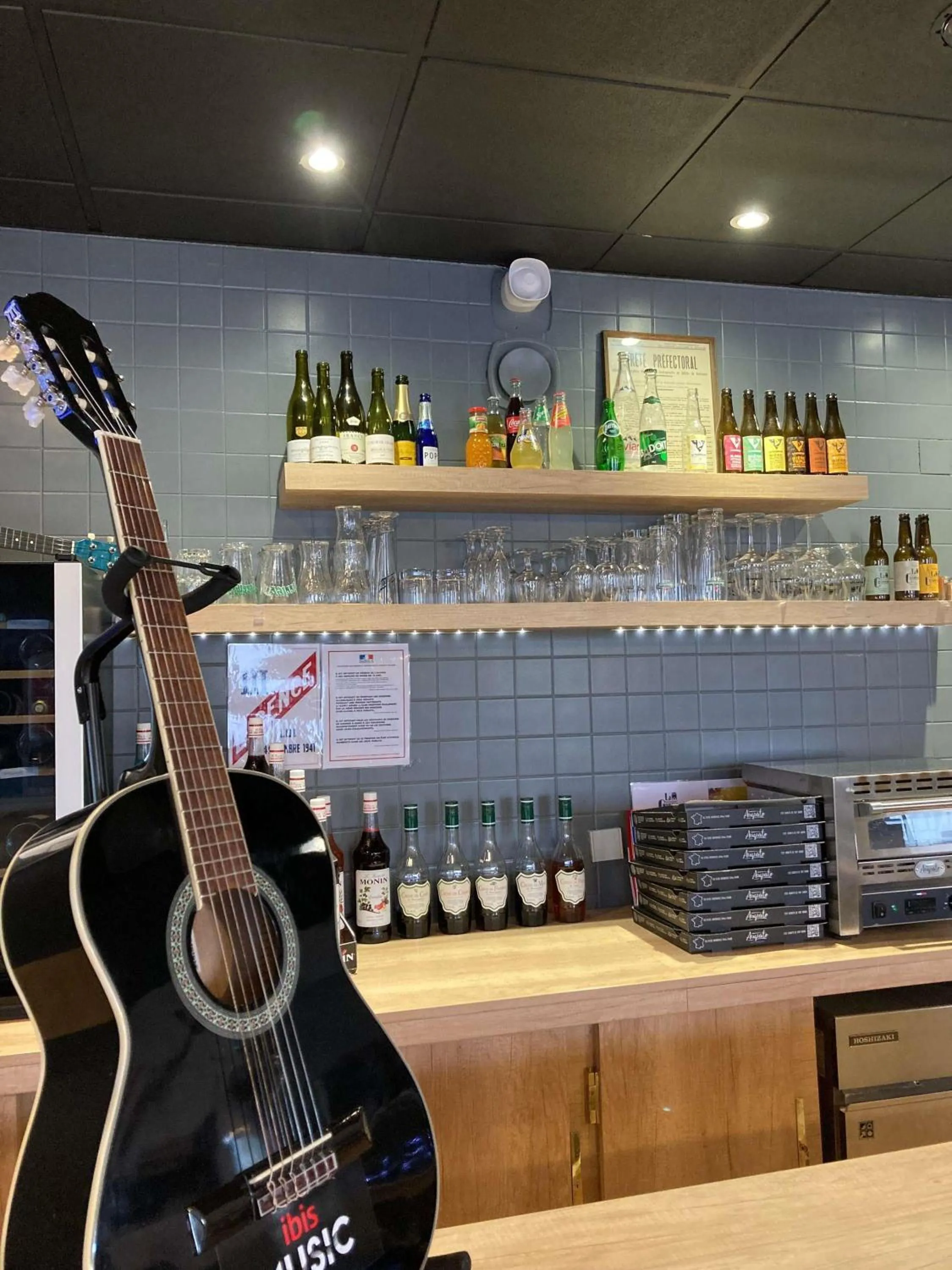 Lounge or bar in ibis Auxerre Sud