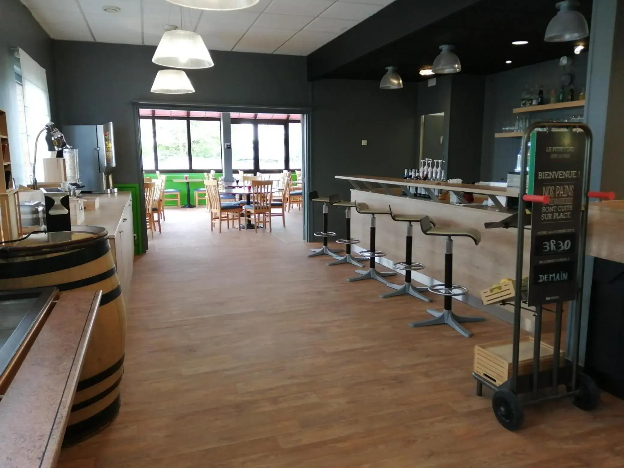 Lounge or bar in ibis Auxerre Sud Lounge or bar in ibis Auxerre Sud