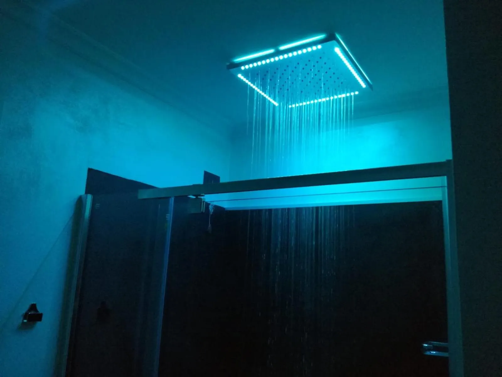 Shower in I Fiumi Di Navona