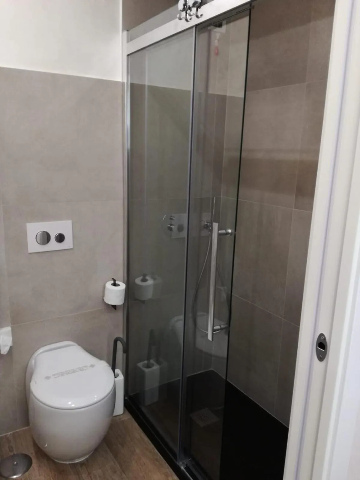 Shower in I Fiumi Di Navona