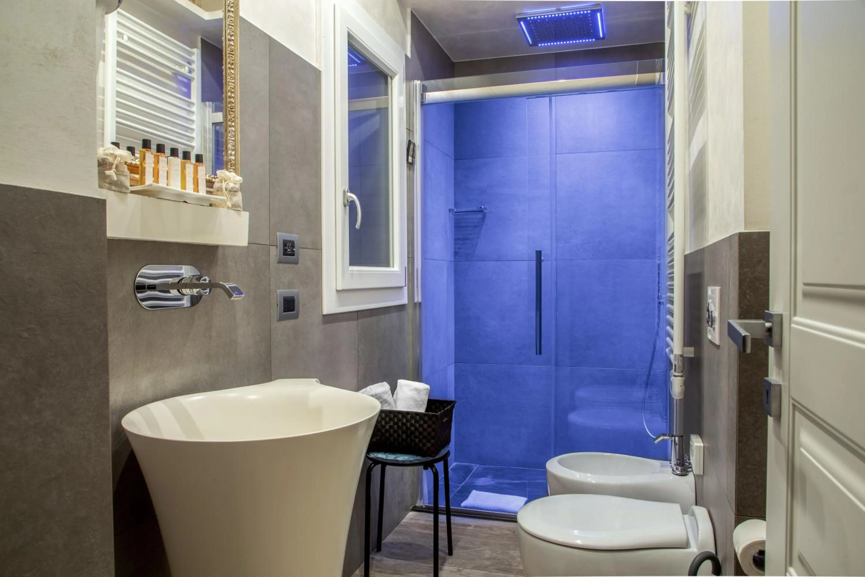 Shower in I Fiumi Di Navona