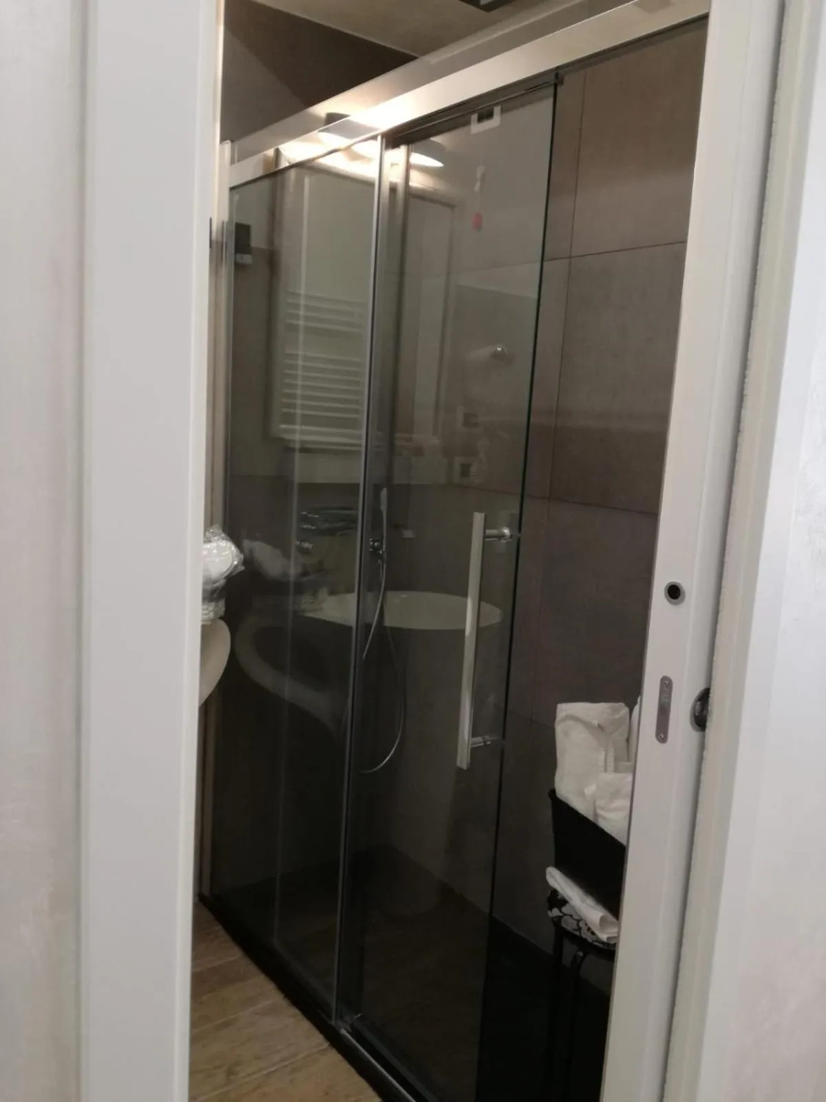 Shower in I Fiumi Di Navona