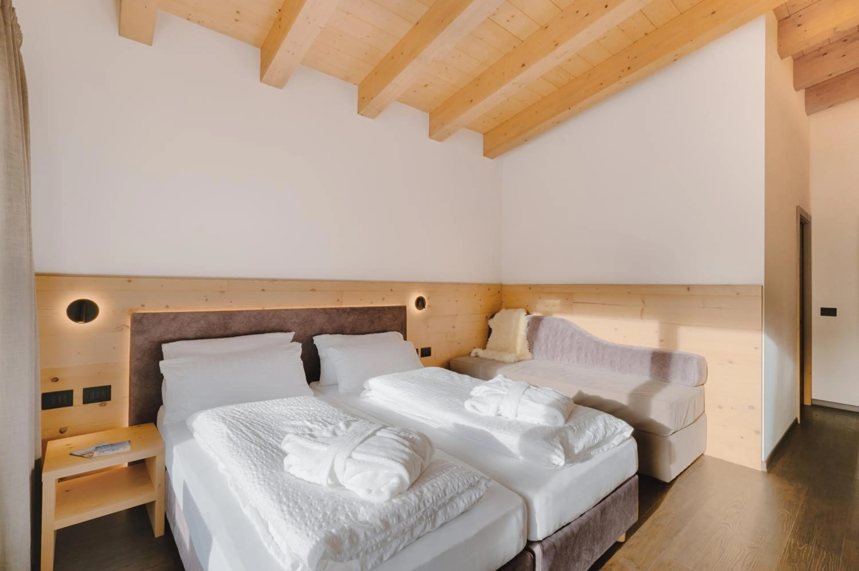 Bedroom, Bed in Alpen Hotel Vidi