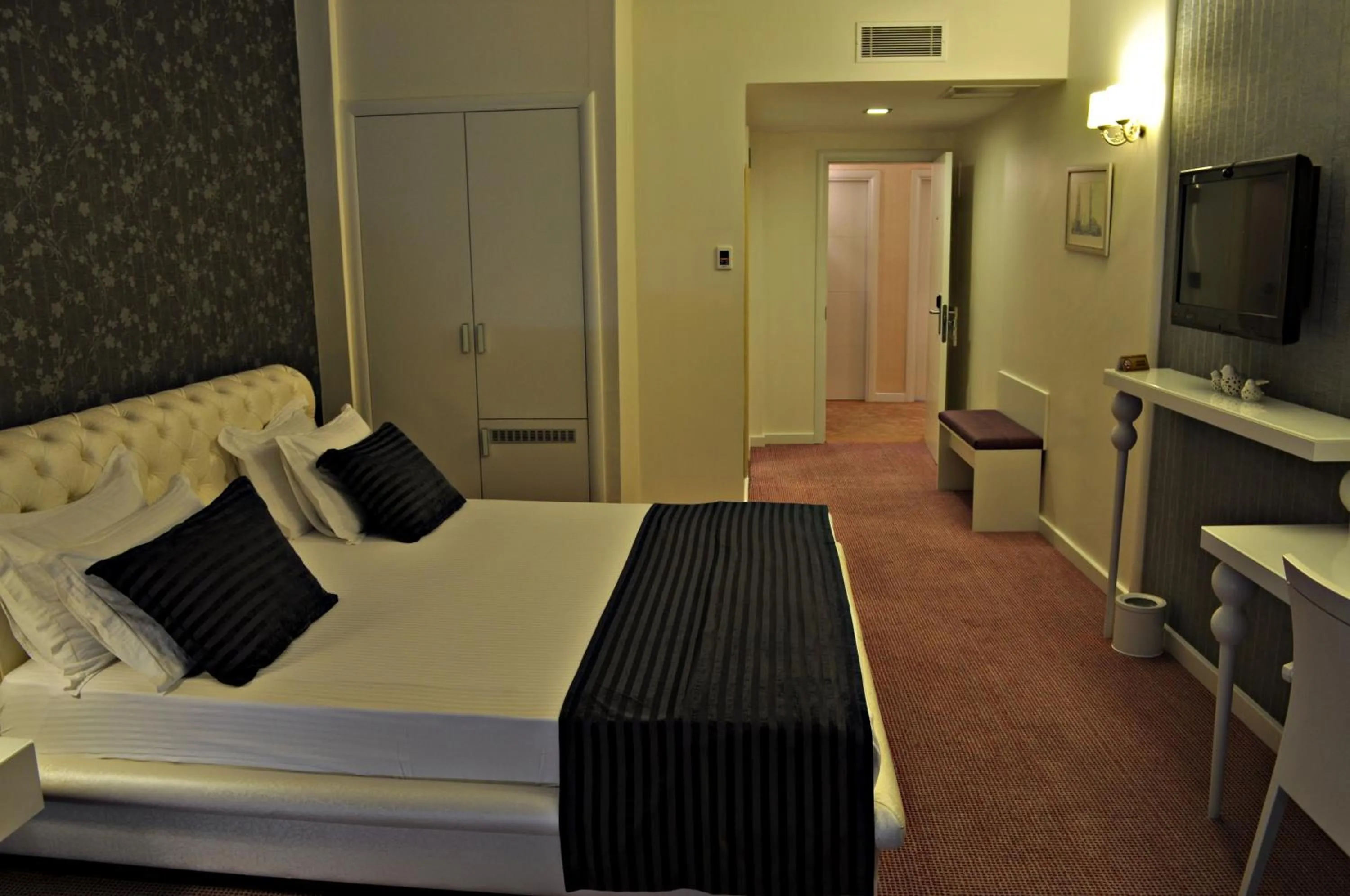 Photo of the whole room, Bed in Hotel Edirne Palace