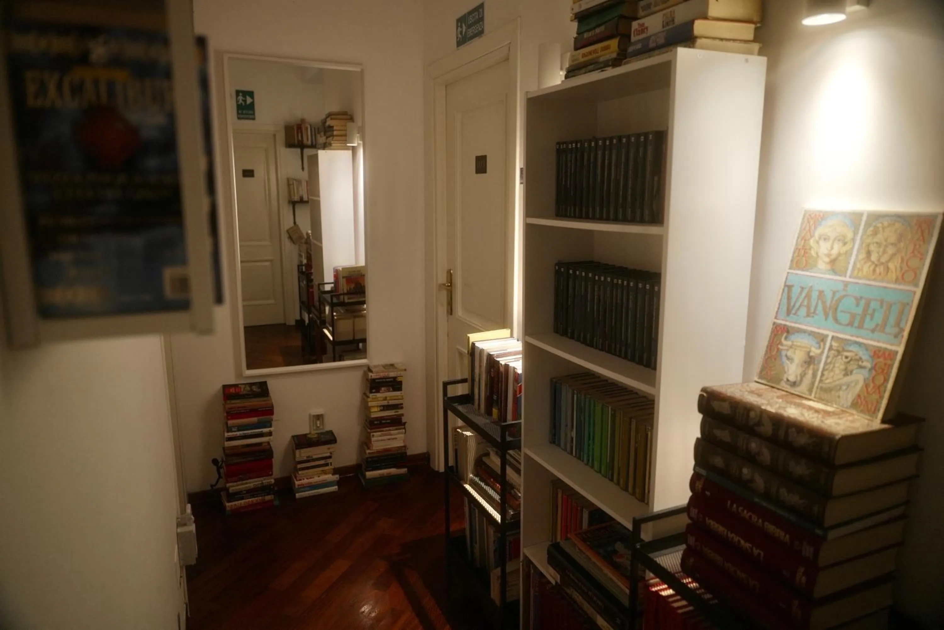 Library in Casa Mia Guesthouse