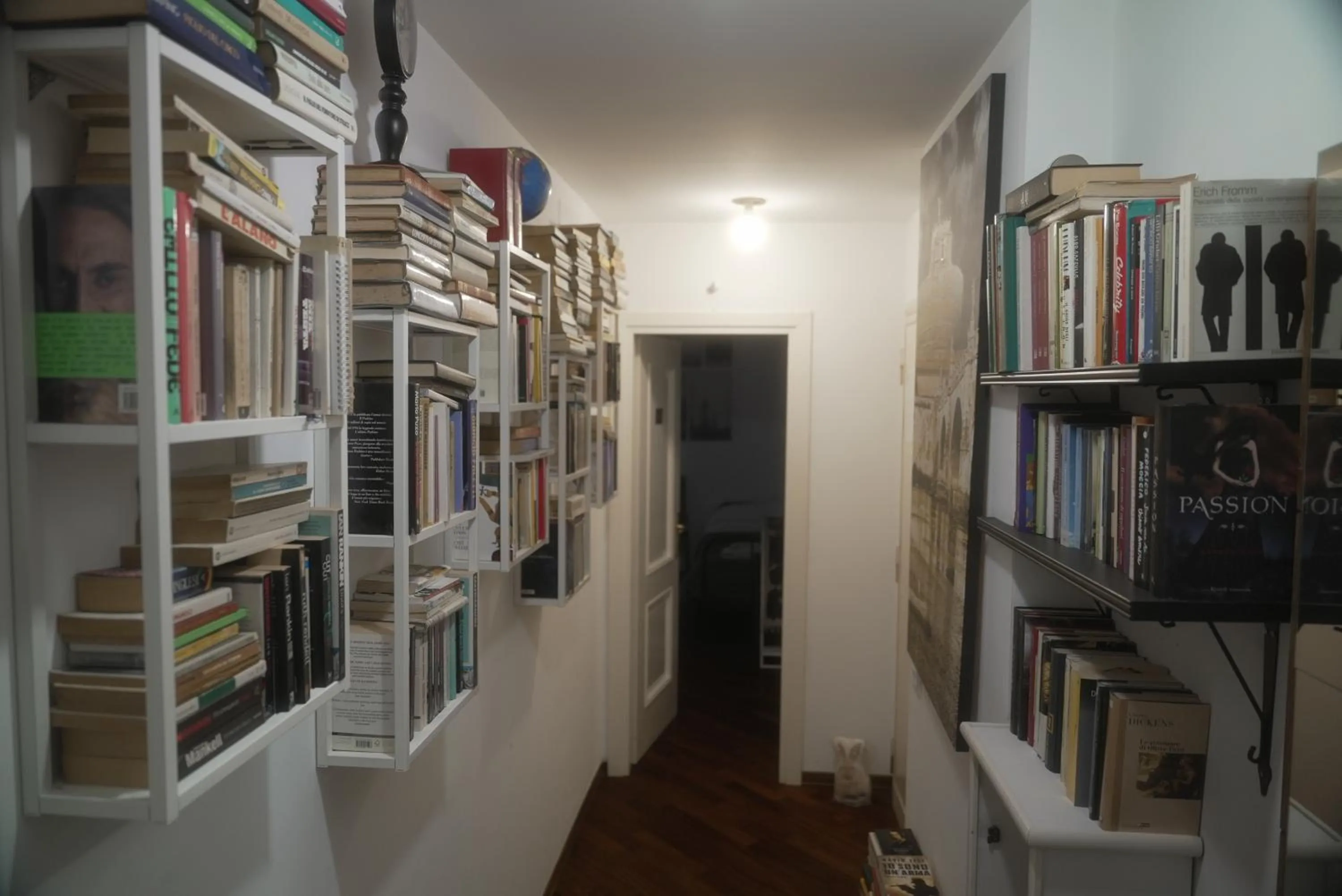 Library in Casa Mia Guesthouse