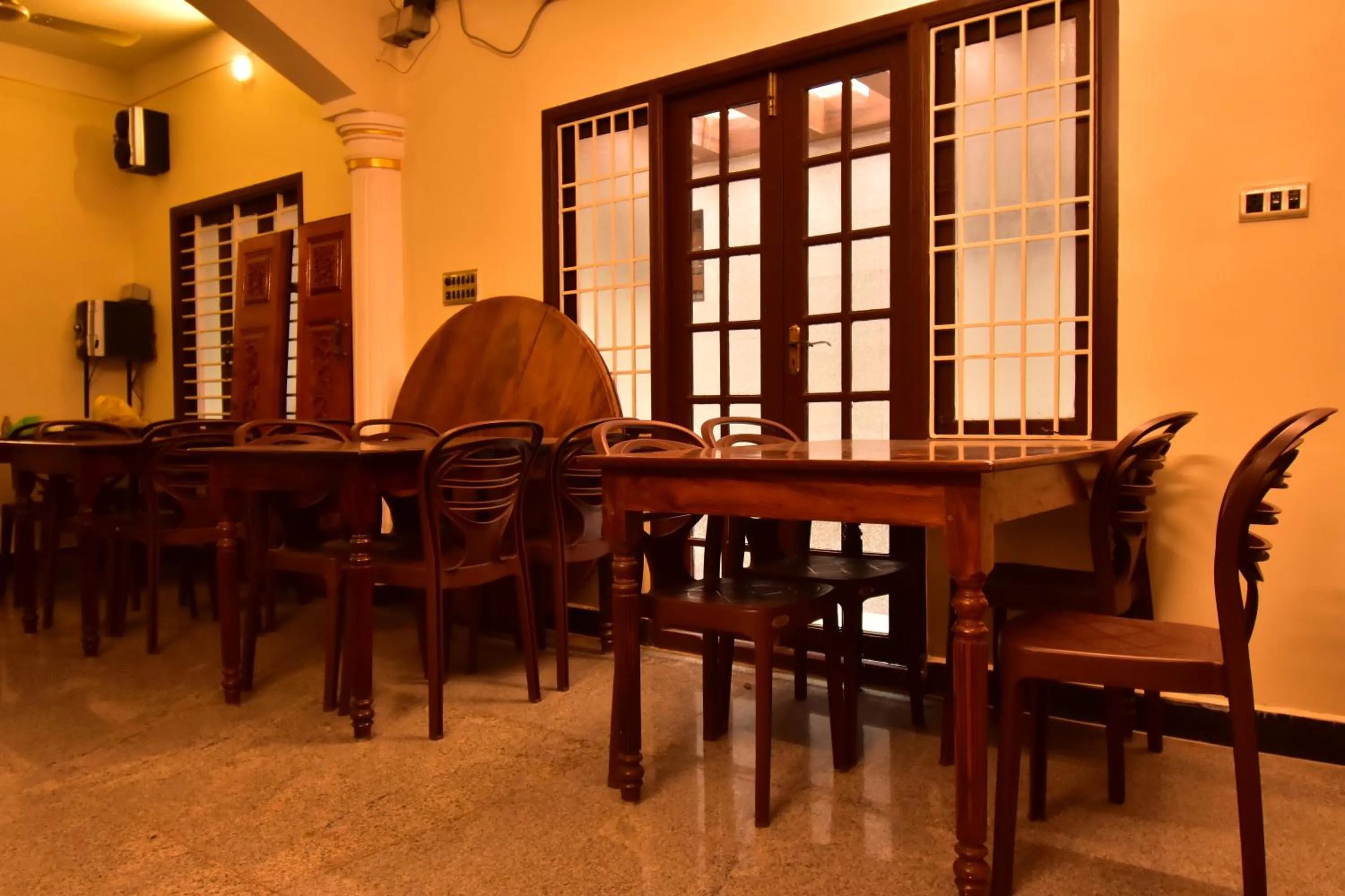 Restaurant/places to eat in Bon Stay Inn