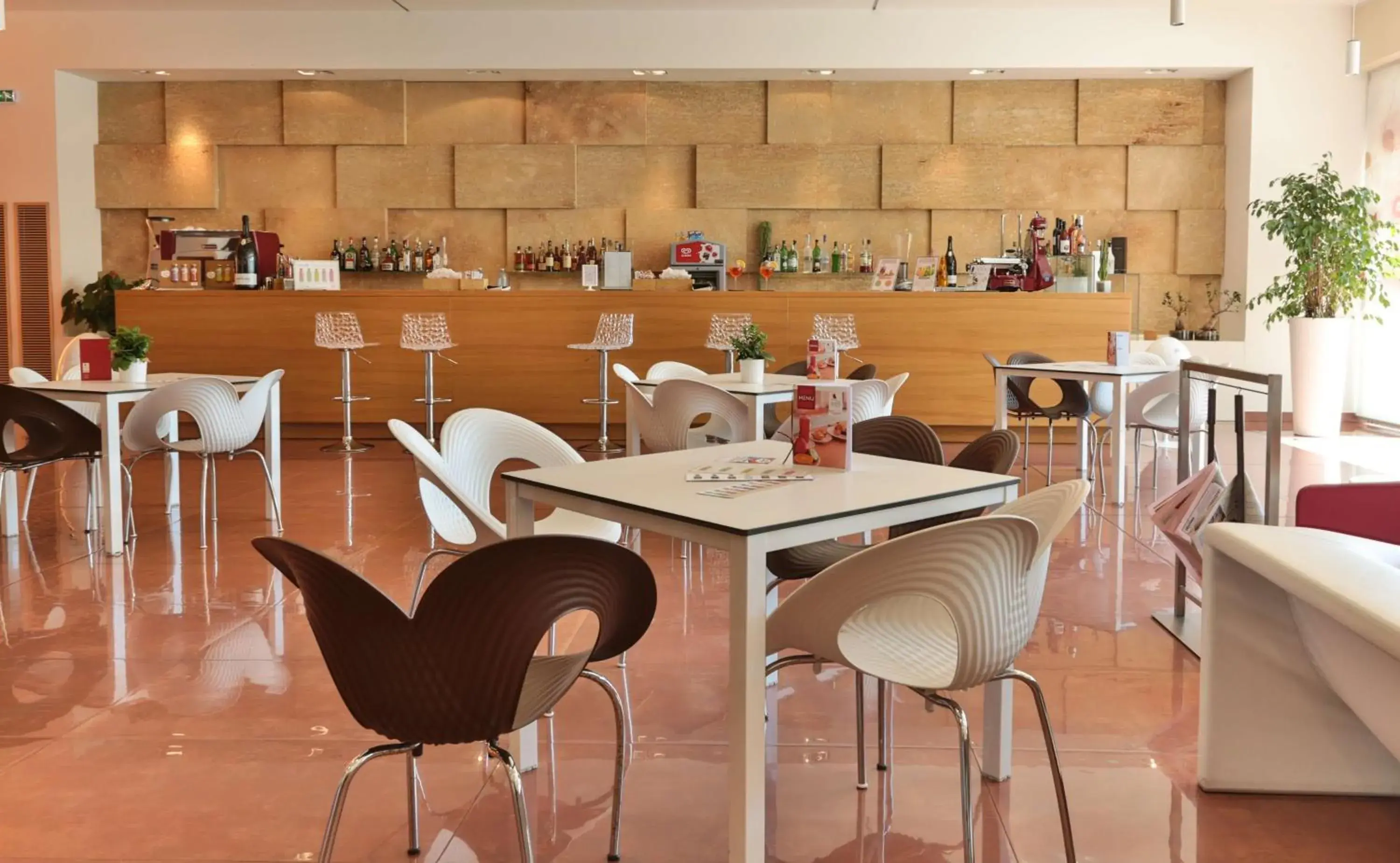 Lounge or bar in Best Western Plus Leone di Messapia Hotel & Conference Lounge or bar in Best Western Plus Leone di Messapia Hotel & Conference