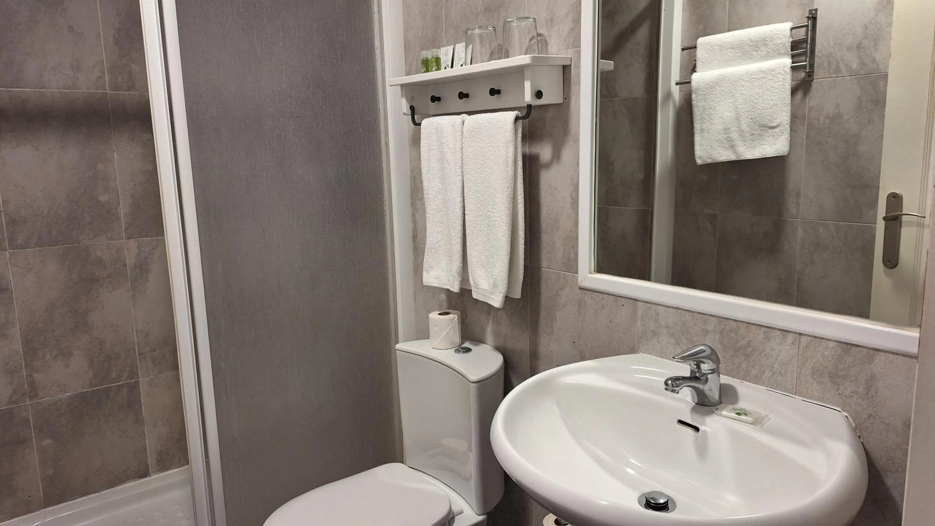 Shower in Hostal San Vicente II