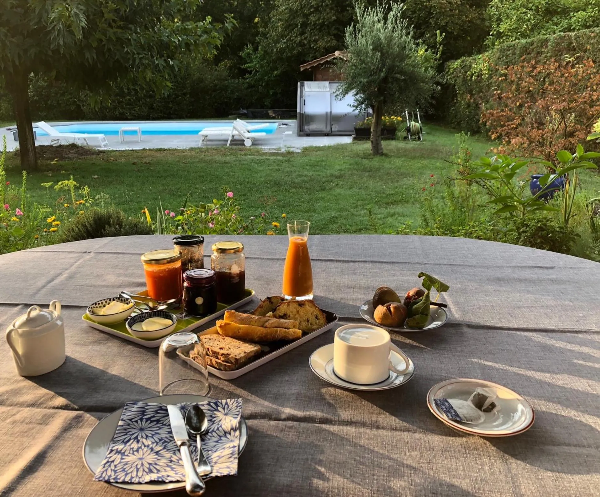 Continental breakfast in L'eau Bourde
