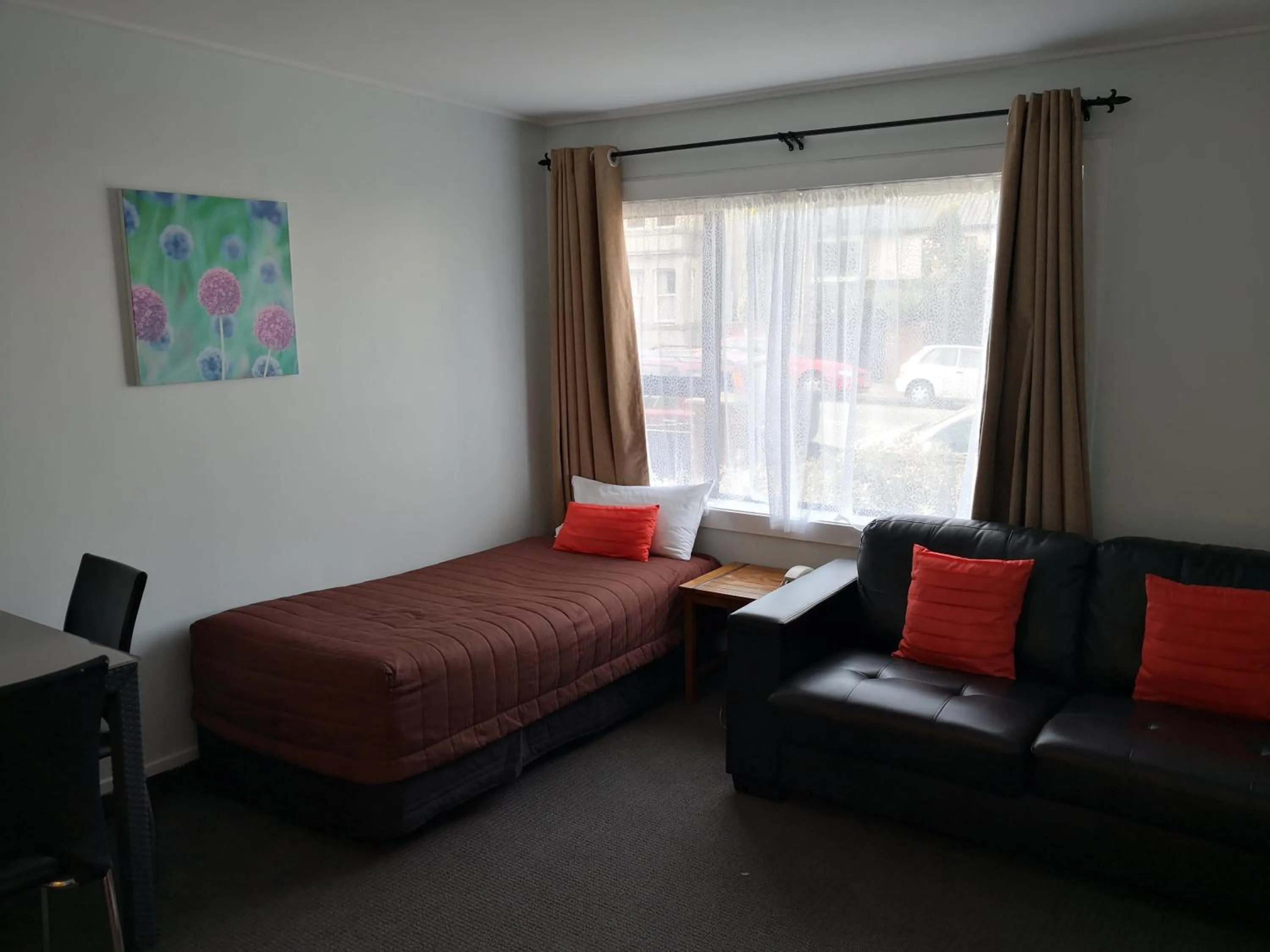 Living room, Bed in Owens Motel