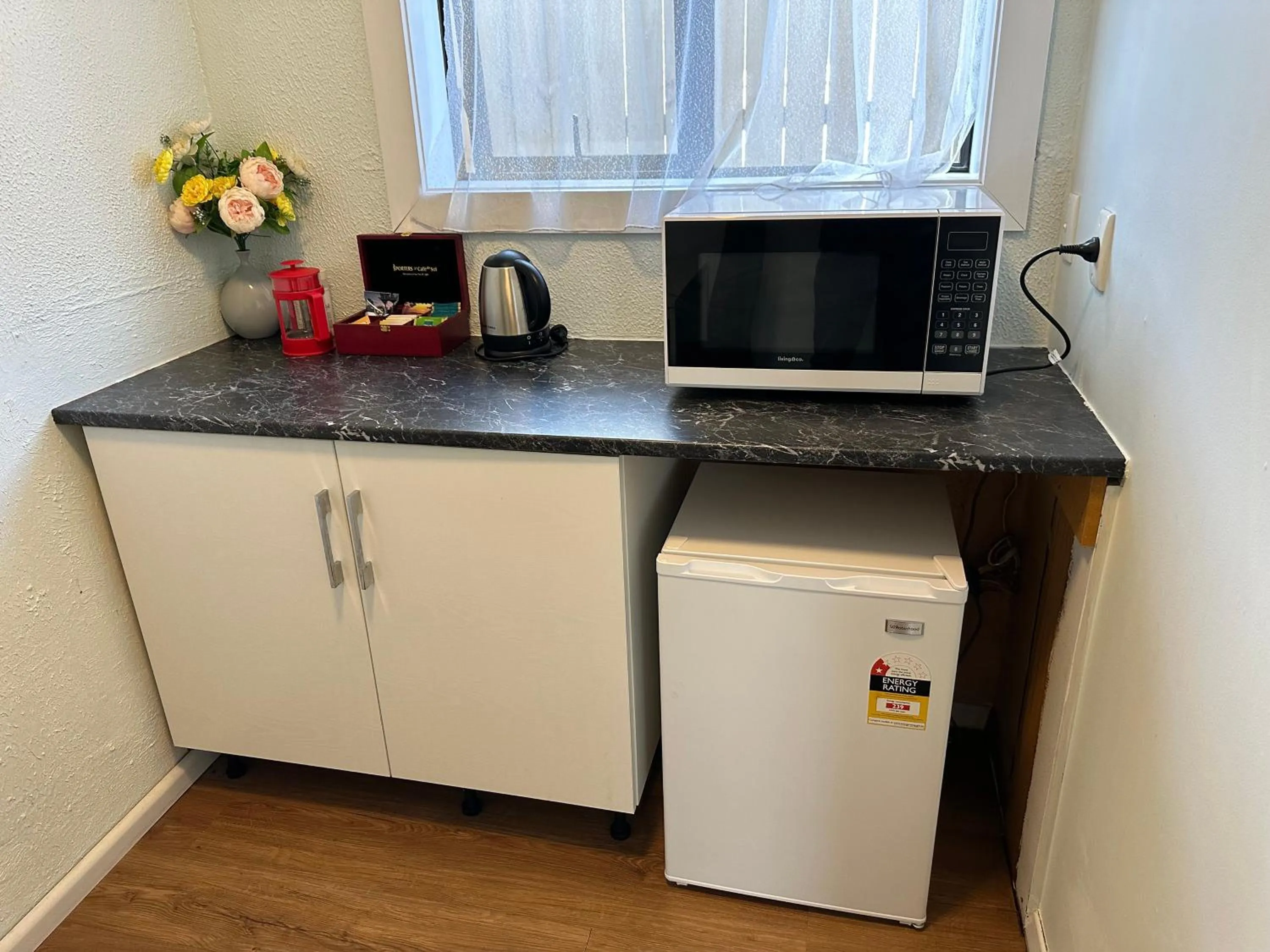 Coffee/tea facilities in Owens Motel