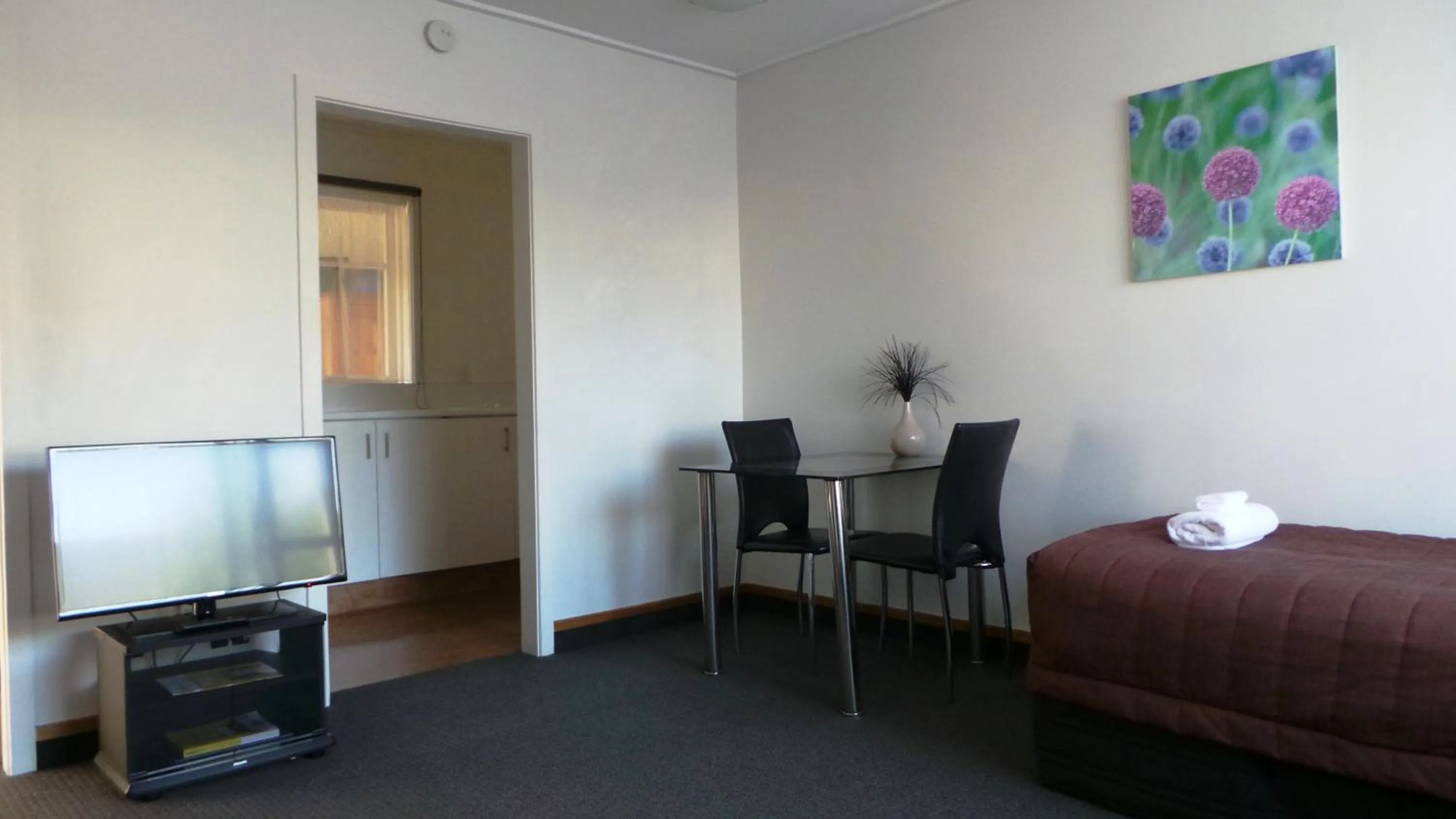 Photo of the whole room, Bed in Owens Motel