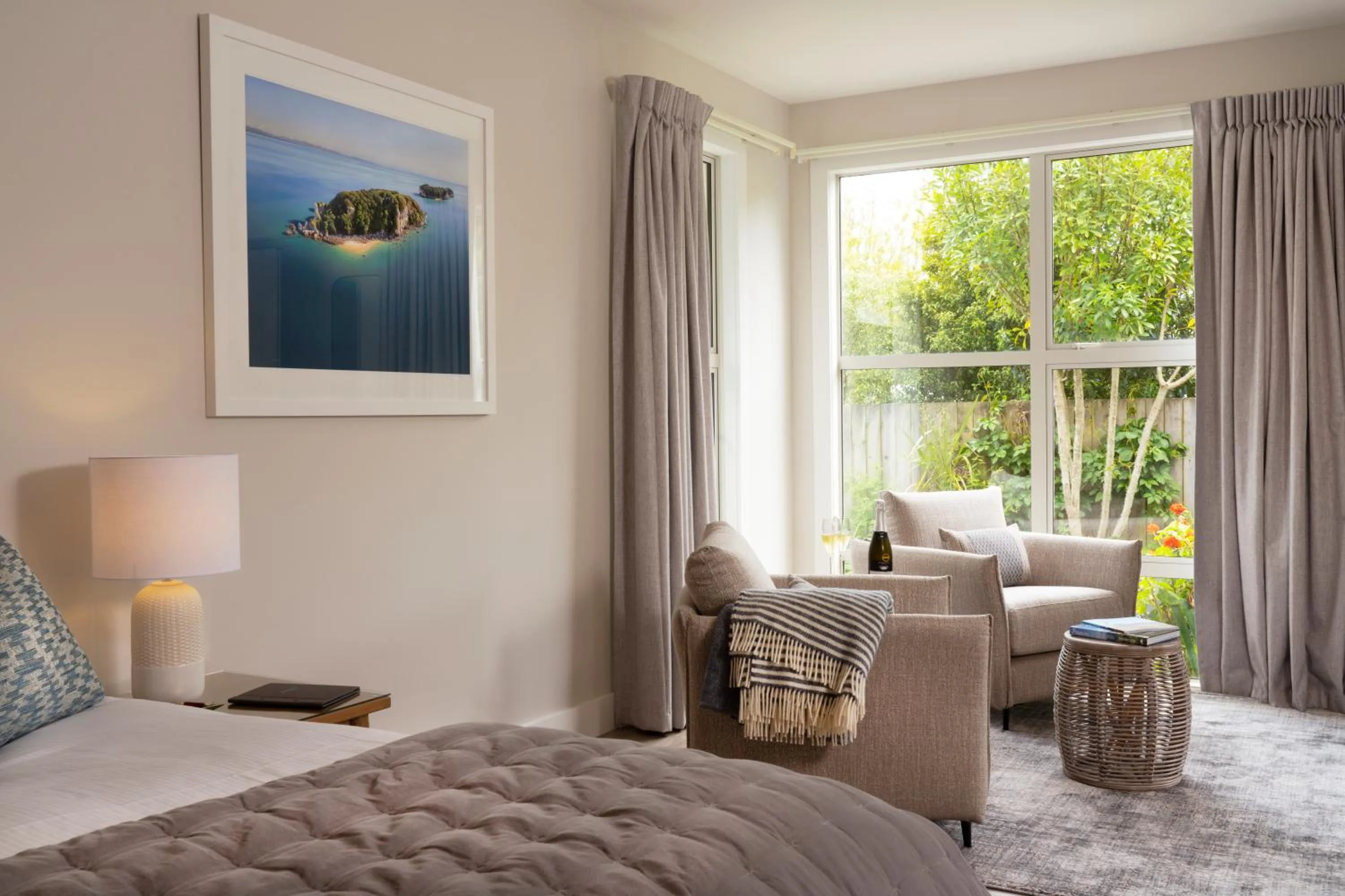 Seating area, Bed in Ratanui Lodge