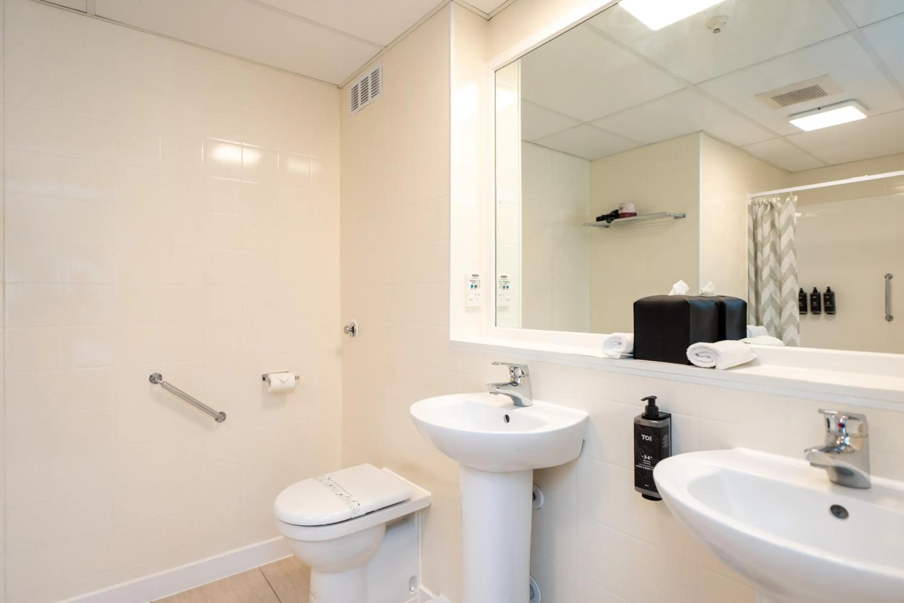 Shower in Hotel Armitage and Conference Centre