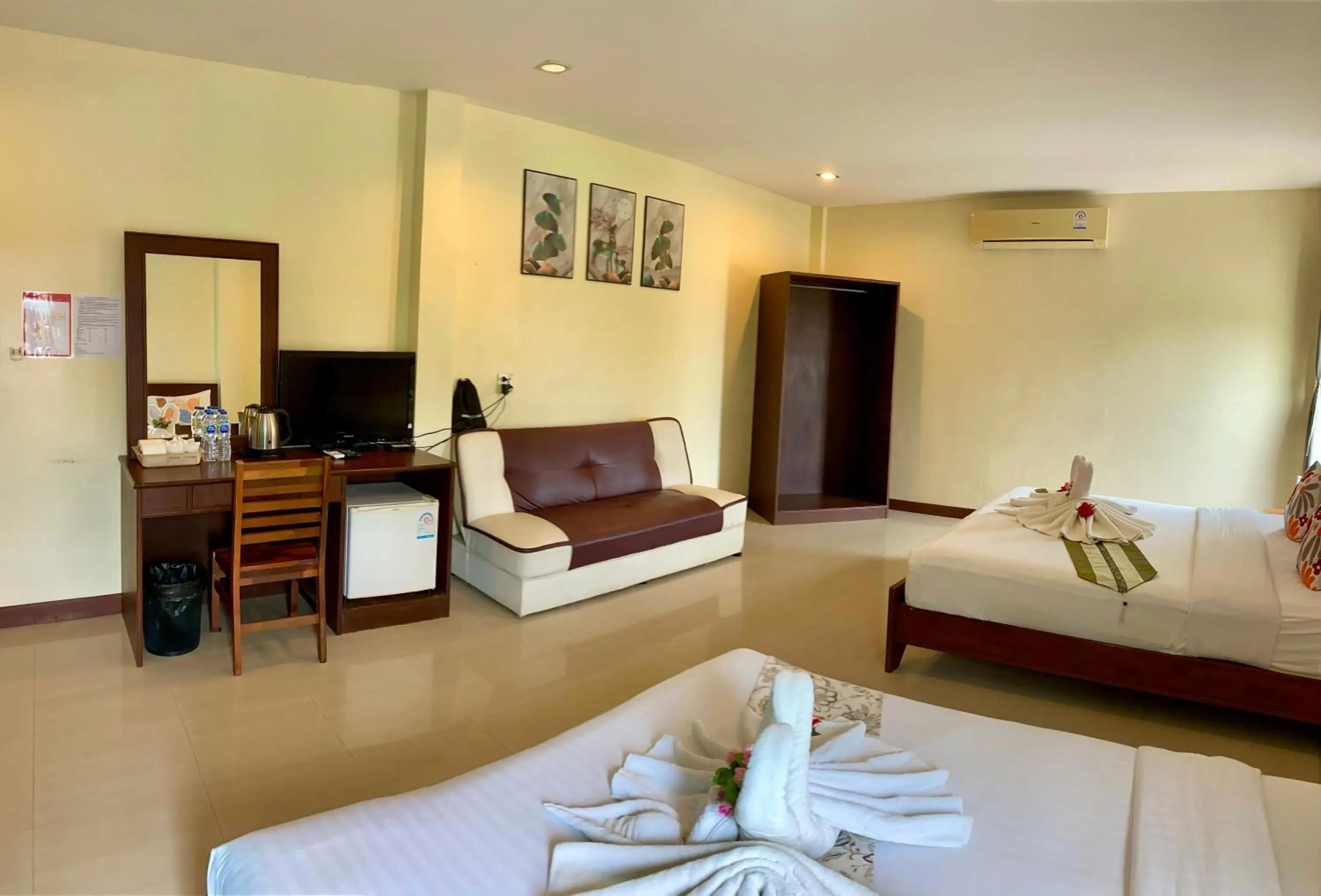 Bed in Lanta Just Come Hotel