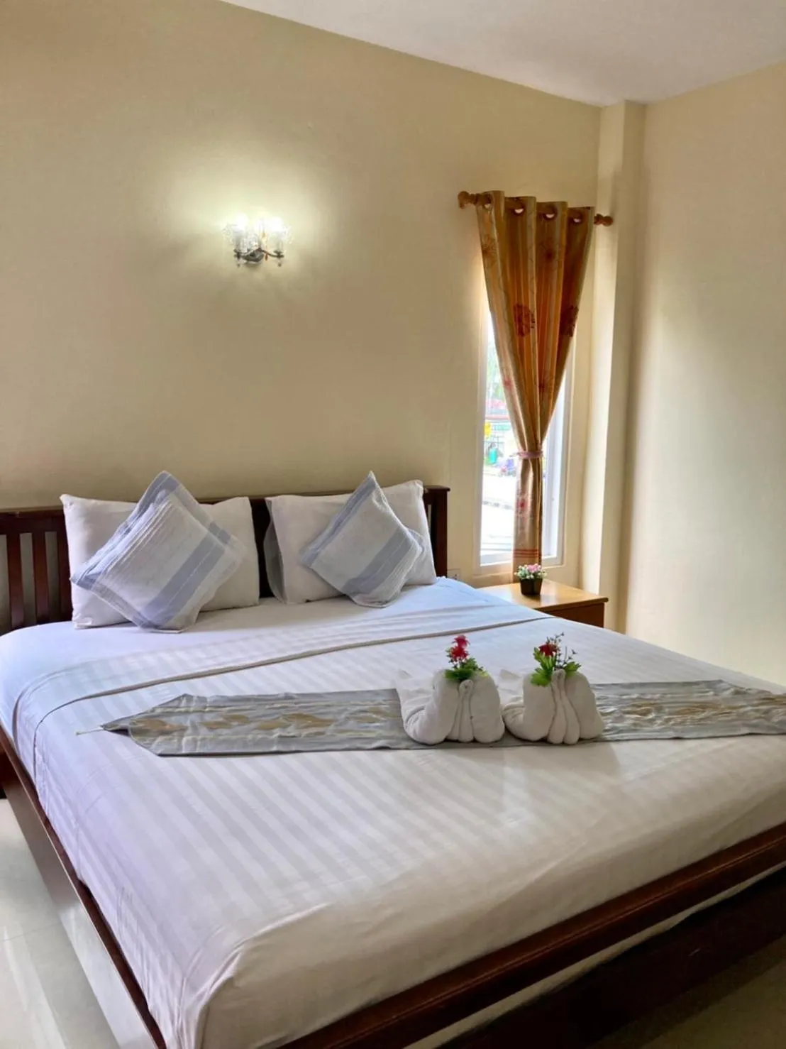 Bed in Lanta Just Come Hotel