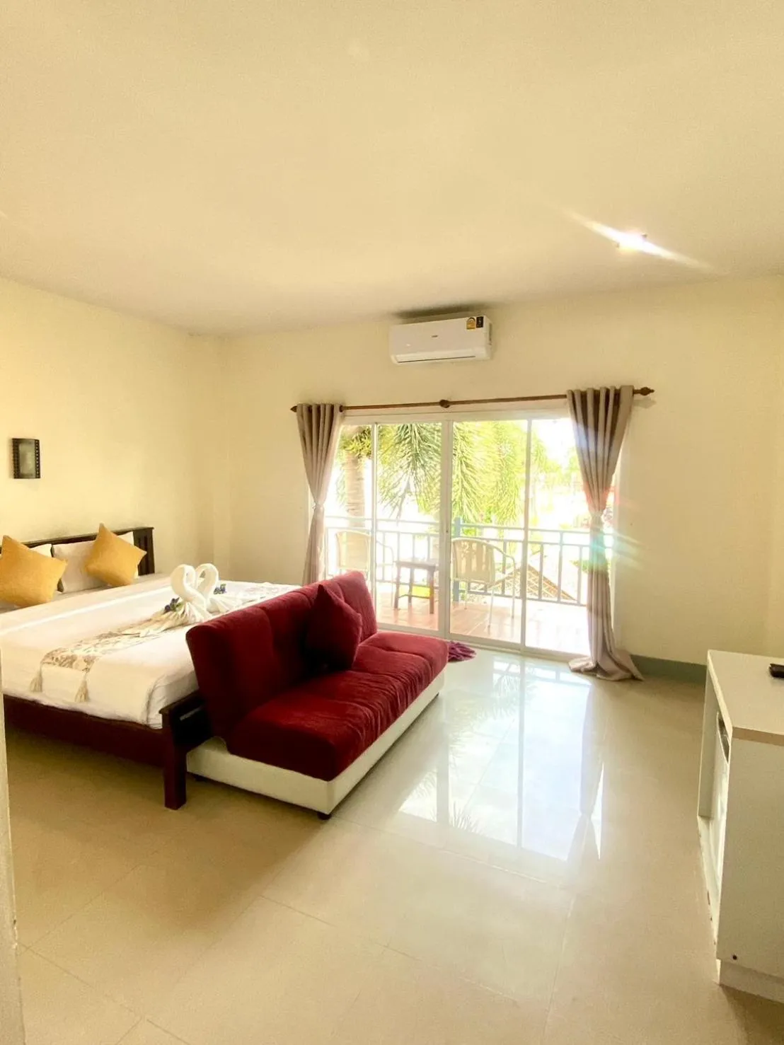 Bed in Lanta Just Come Hotel