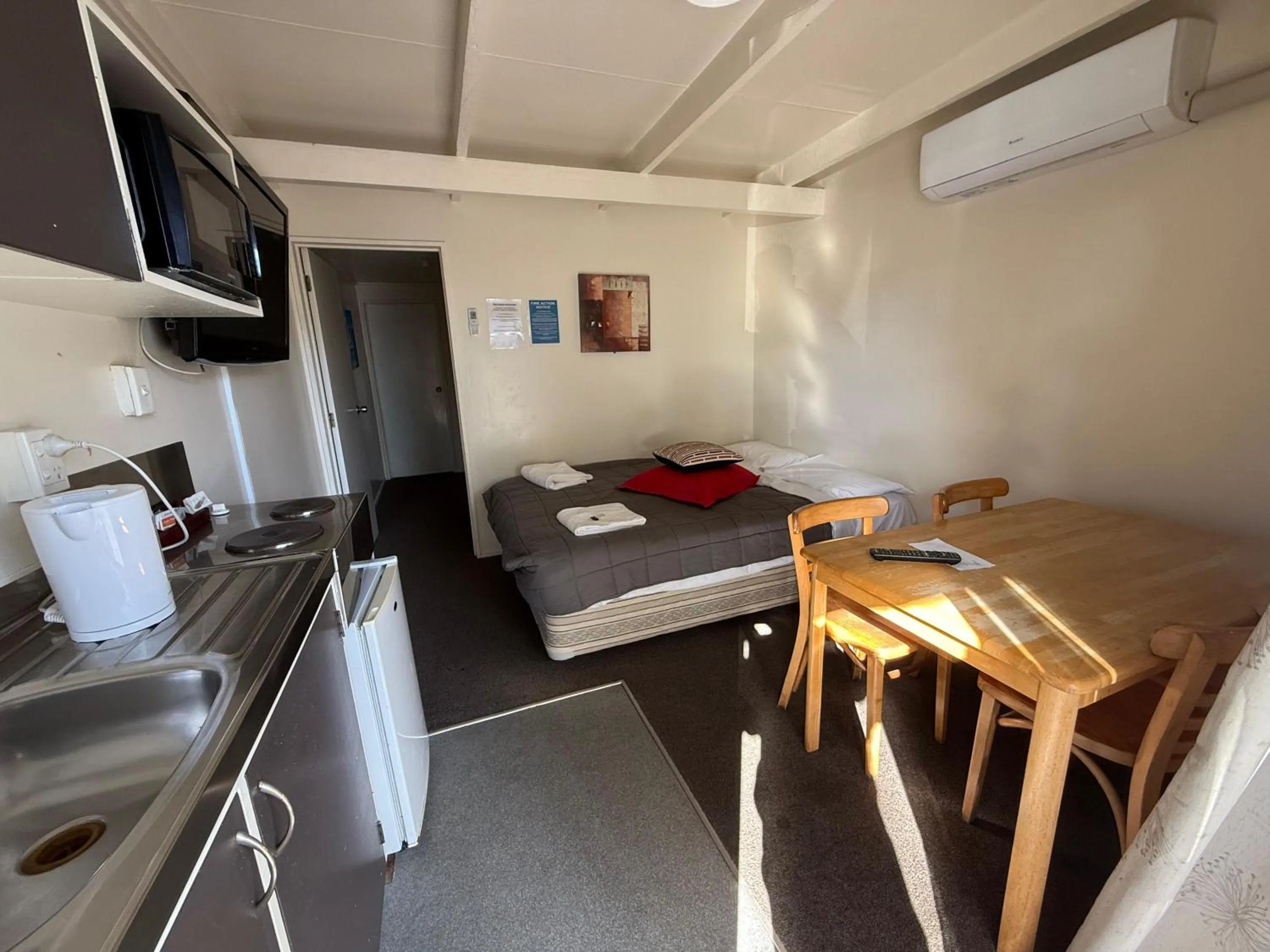 Bed in Camellia Court Family Motel