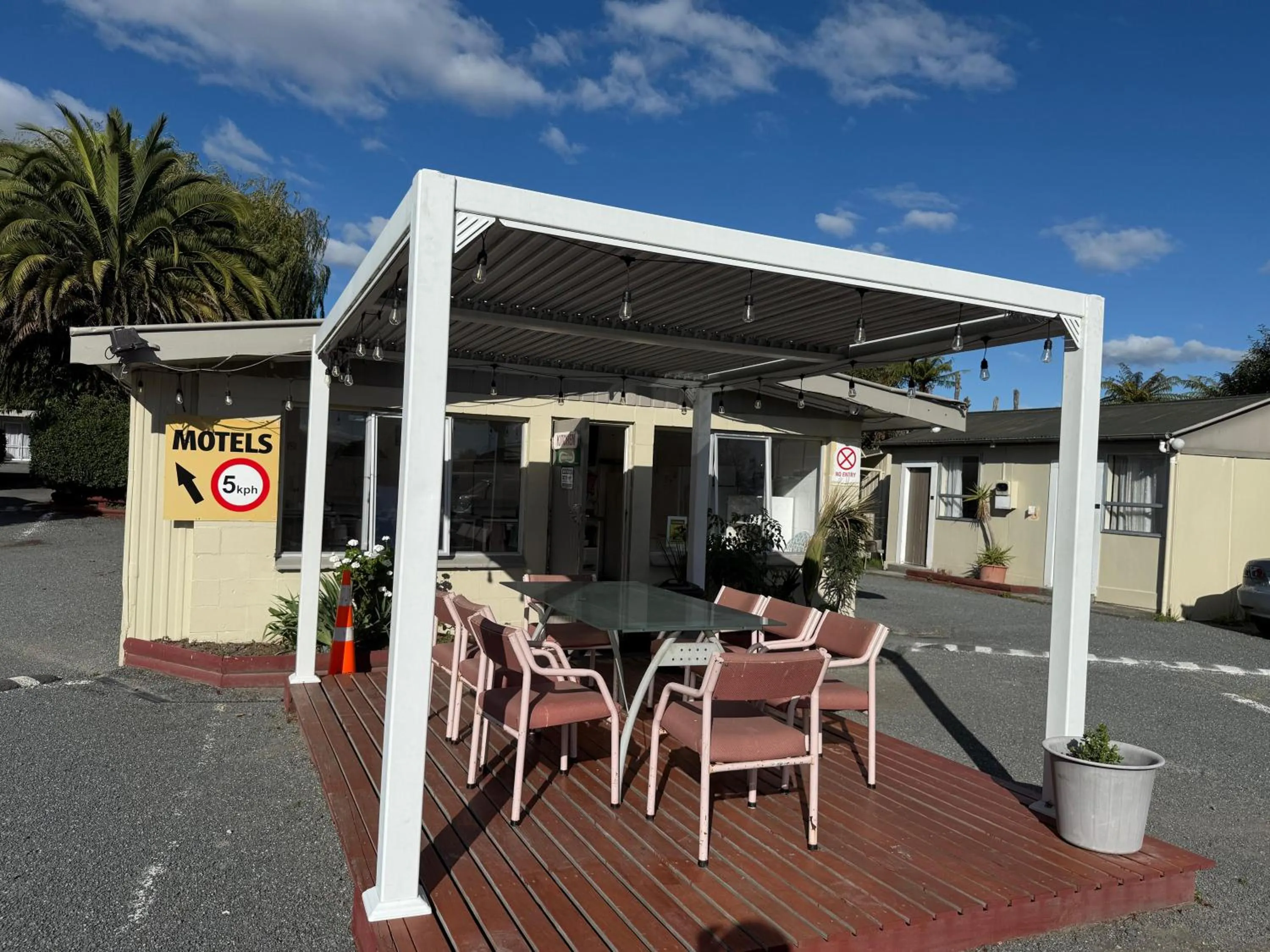 Restaurant/places to eat in Camellia Court Family Motel