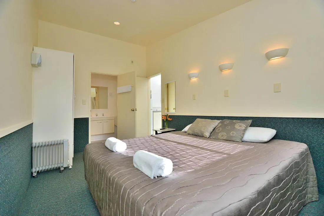Photo of the whole room in Auckland Northshore Motels & Holiday Park