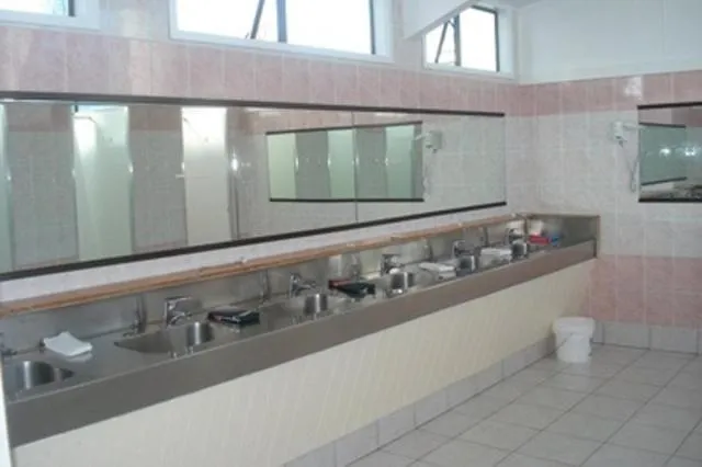 Bathroom in Auckland Northshore Motels & Holiday Park