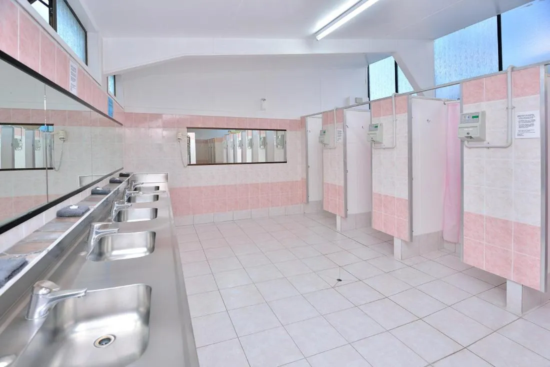 Bathroom in Auckland Northshore Motels & Holiday Park