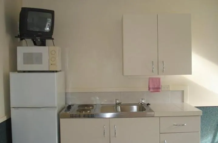 Kitchen or kitchenette in Auckland Northshore Motels & Holiday Park