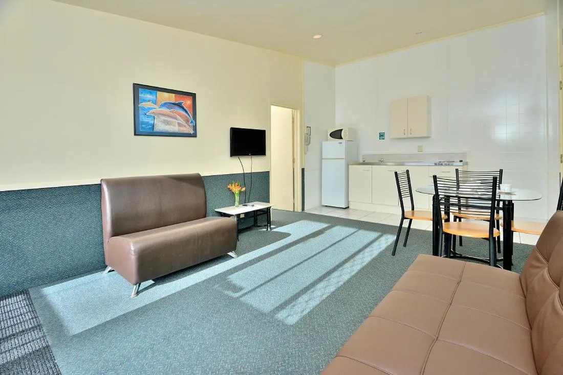 Dining area in Auckland Northshore Motels & Holiday Park