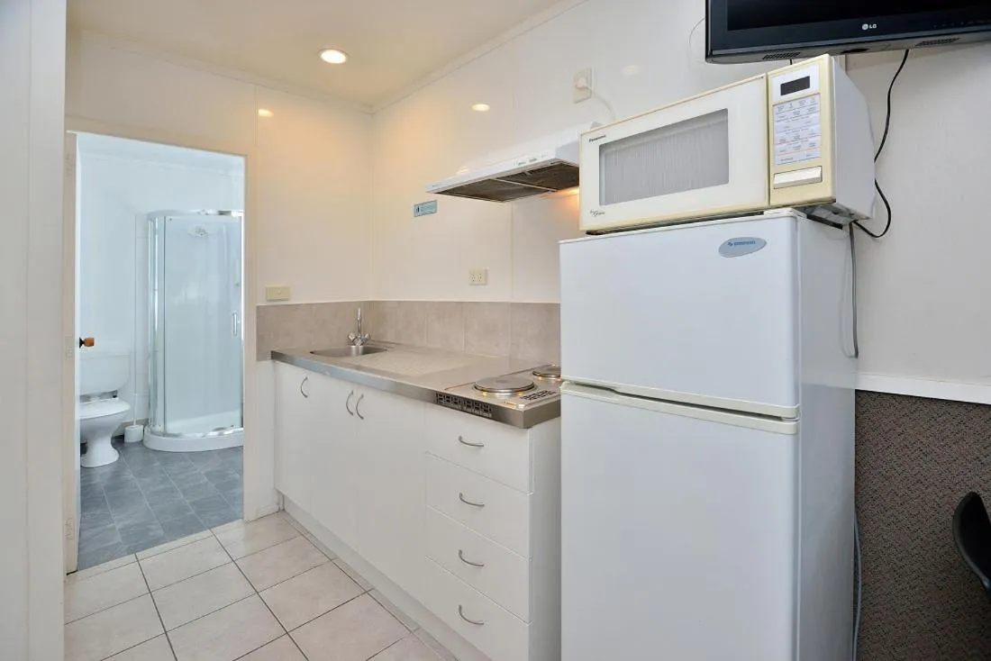 Kitchen or kitchenette in Auckland Northshore Motels & Holiday Park