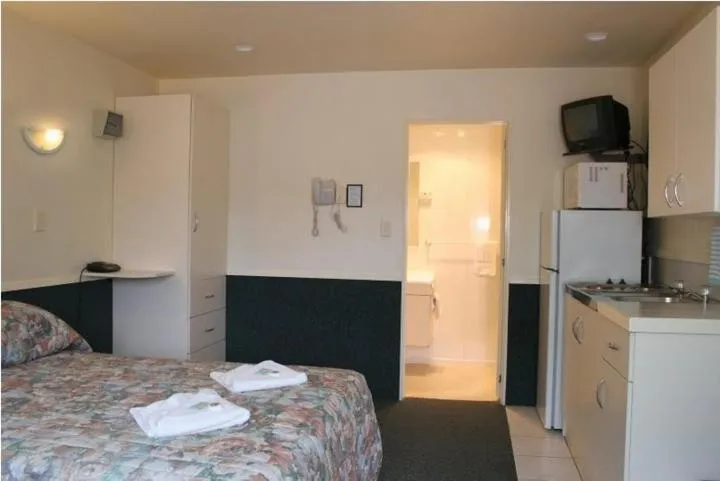 Photo of the whole room in Auckland Northshore Motels & Holiday Park