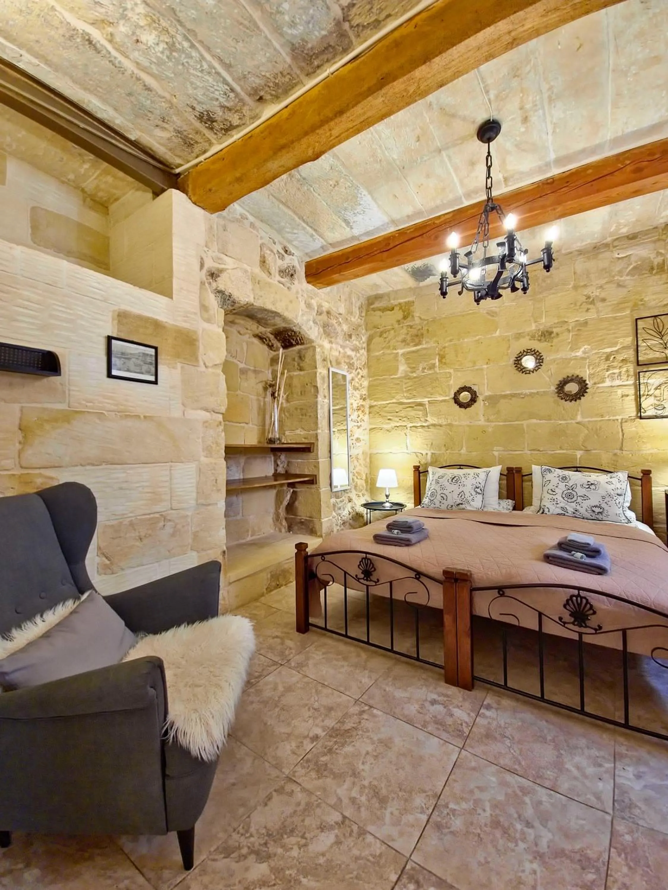 Photo of the whole room in Id Dar Ta Censu