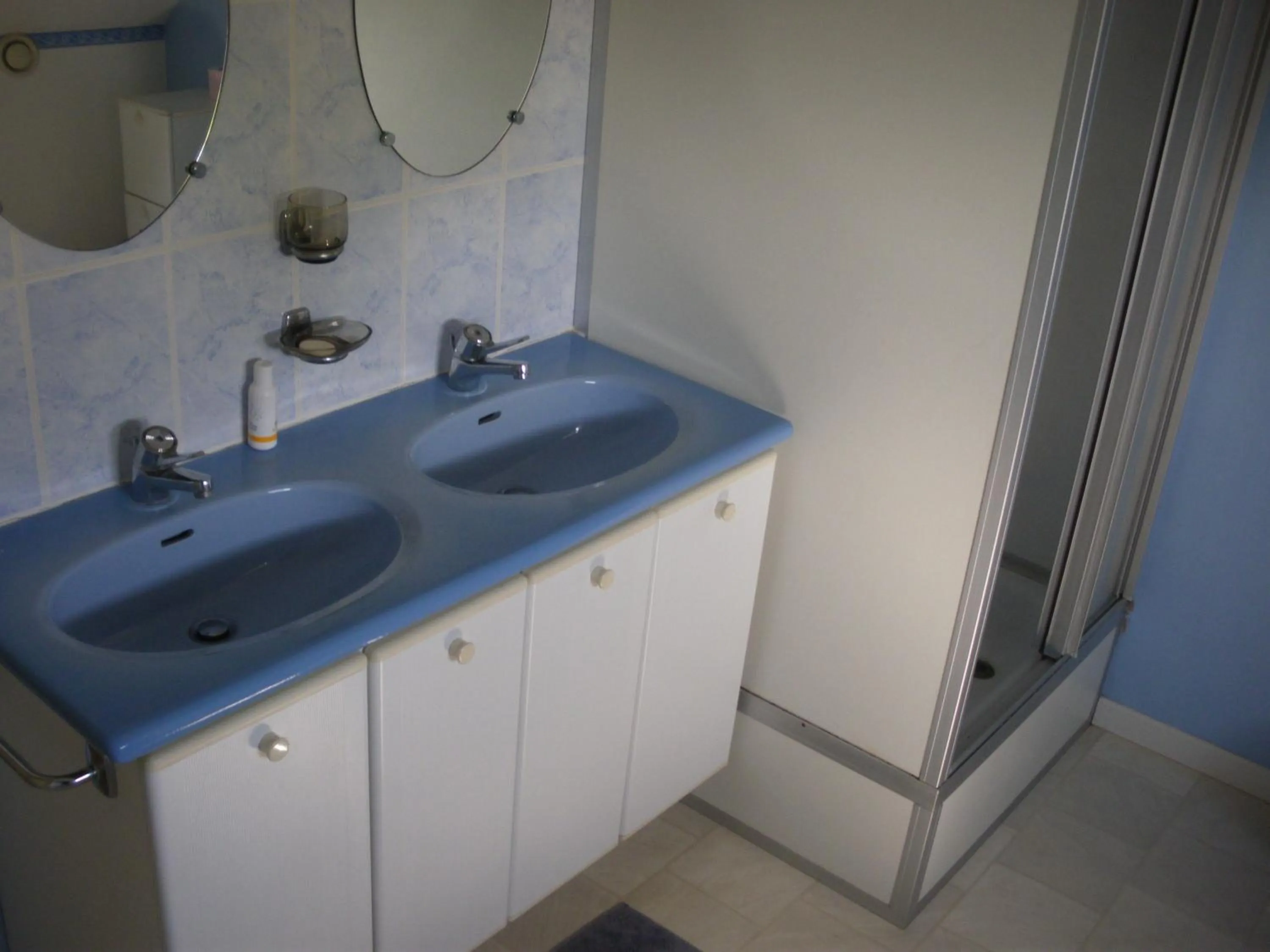 Bathroom in 3 chambres à la campagne au nord d' Amiens