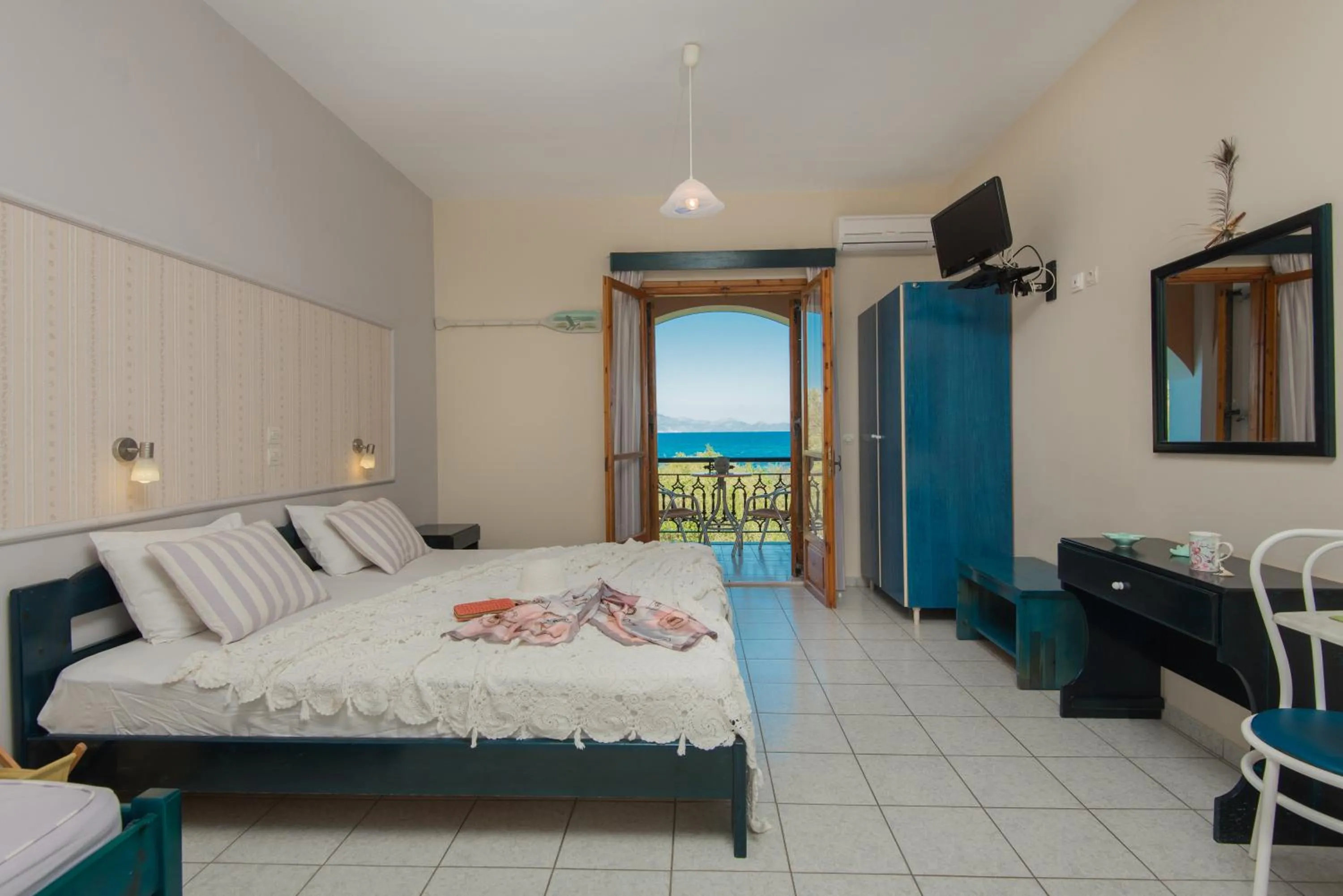 Photo of the whole room, Bed in Kavos Psarou Studios & Apartments