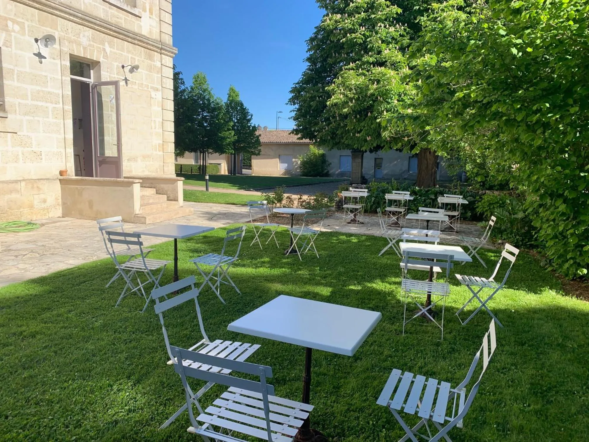 Patio in Hôtel Château La Chèze - Bordeaux Floirac