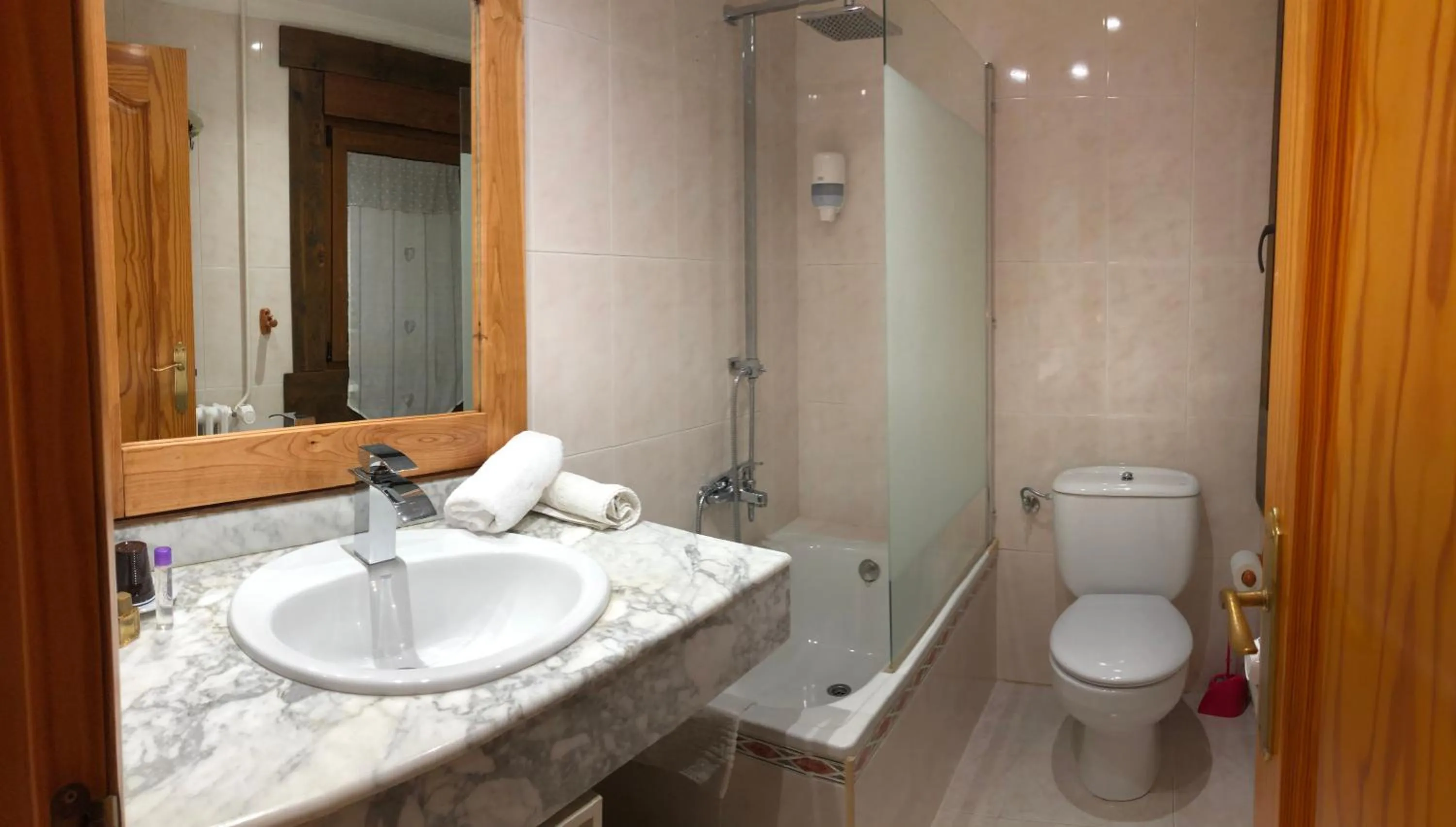 Bathroom in Hotel Apartamentos Barrau