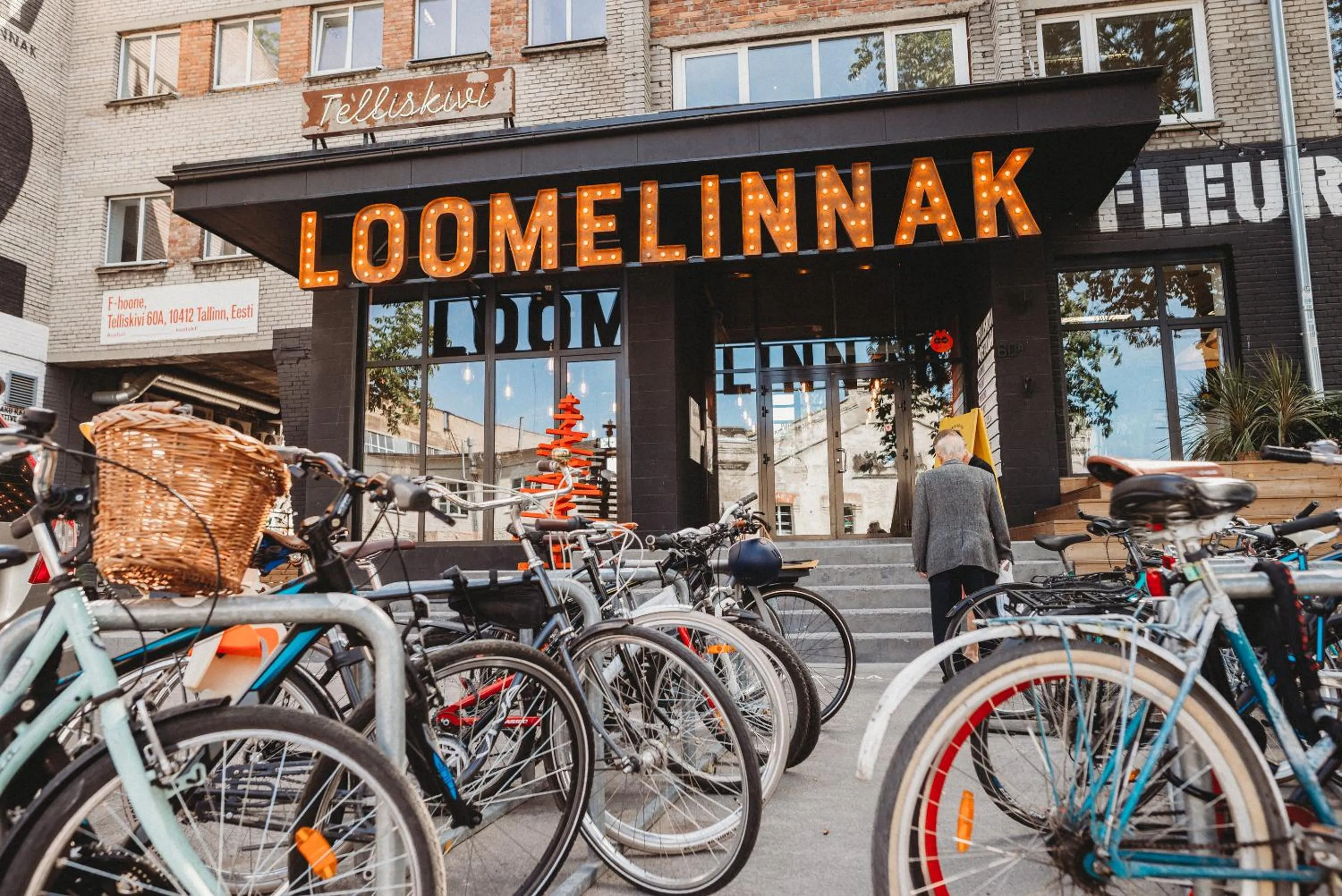 Restaurant/places to eat in Economy Hotel