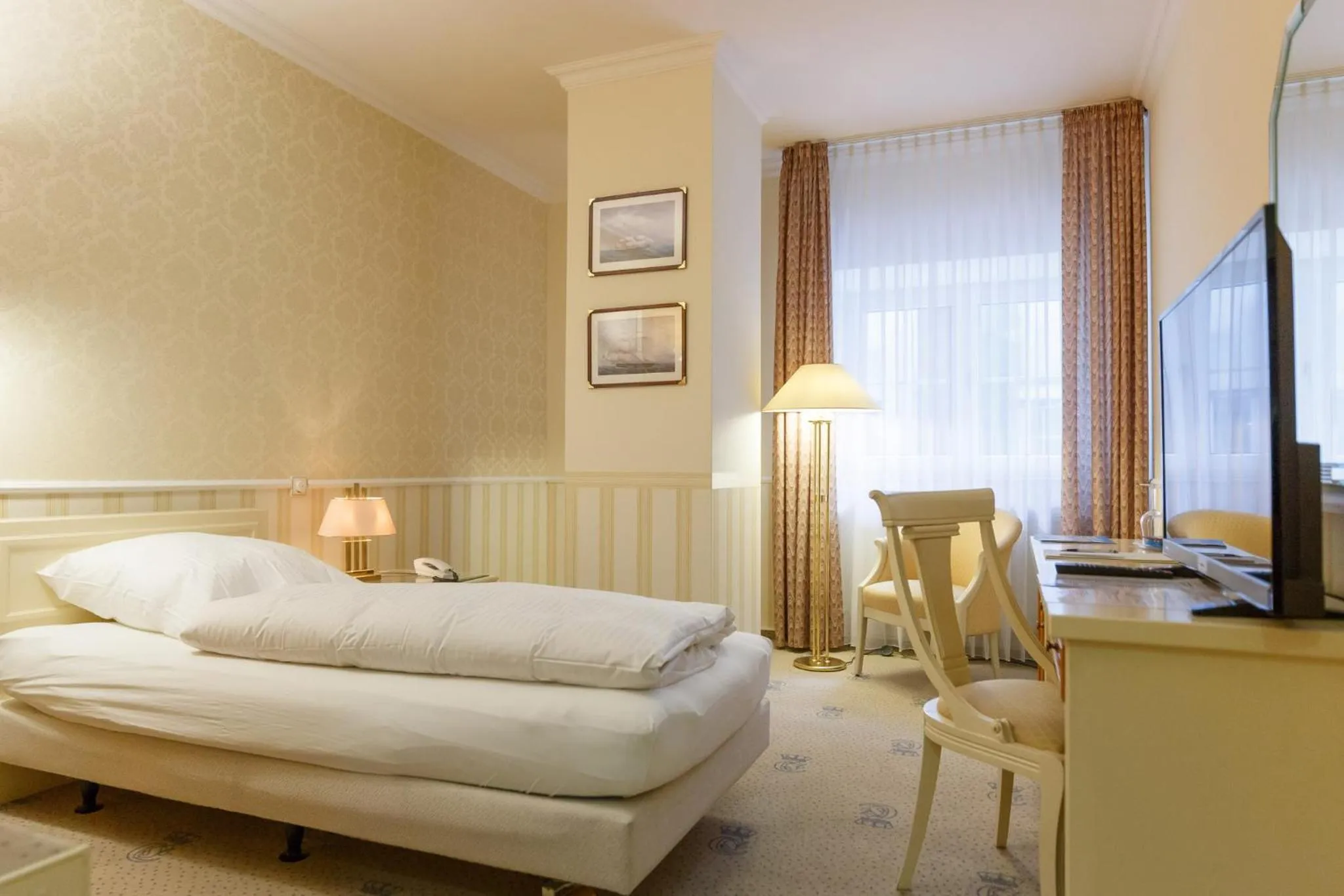 Photo of the whole room, Bed in Hotel Erbprinz & Restaurant "Prinzenstube"