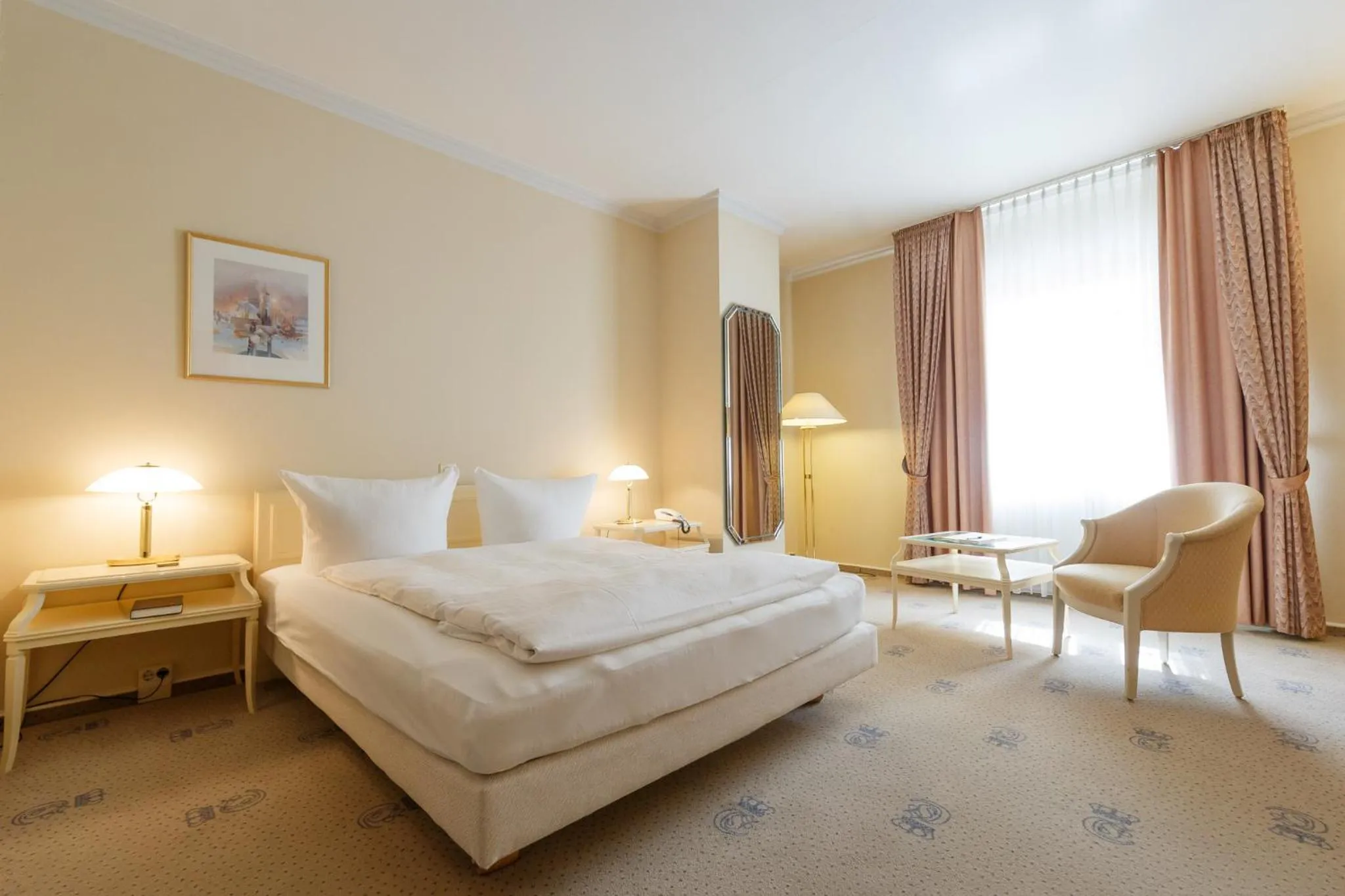 Photo of the whole room, Bed in Hotel Erbprinz & Restaurant "Prinzenstube"