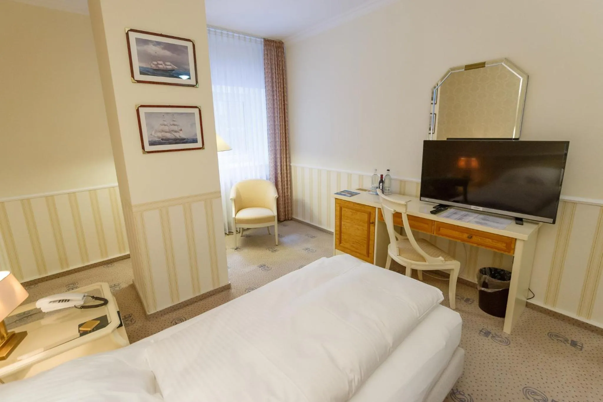 Photo of the whole room, Bed in Hotel Erbprinz & Restaurant "Prinzenstube"