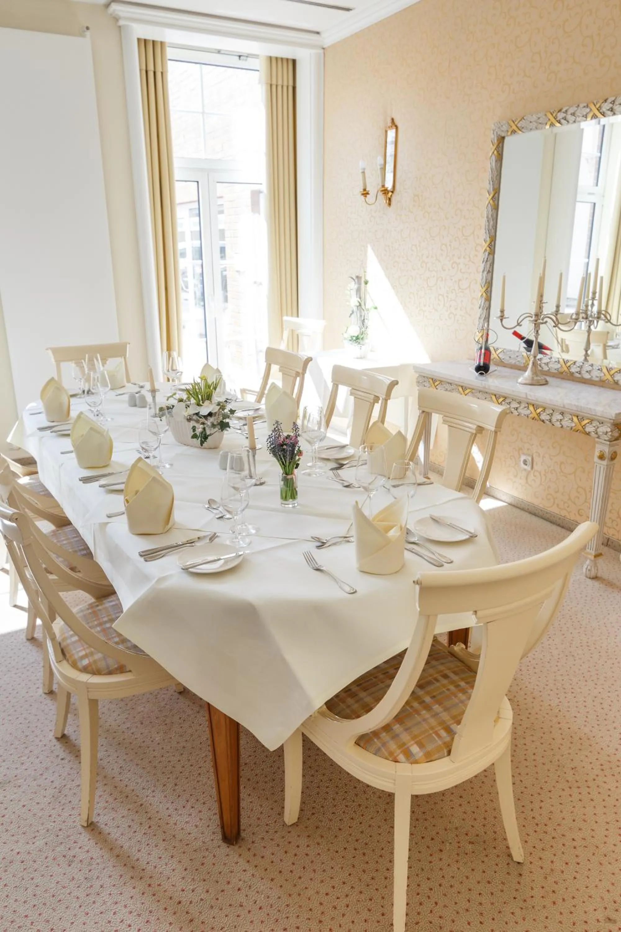 Restaurant/places to eat in Hotel Erbprinz & Restaurant "Prinzenstube"