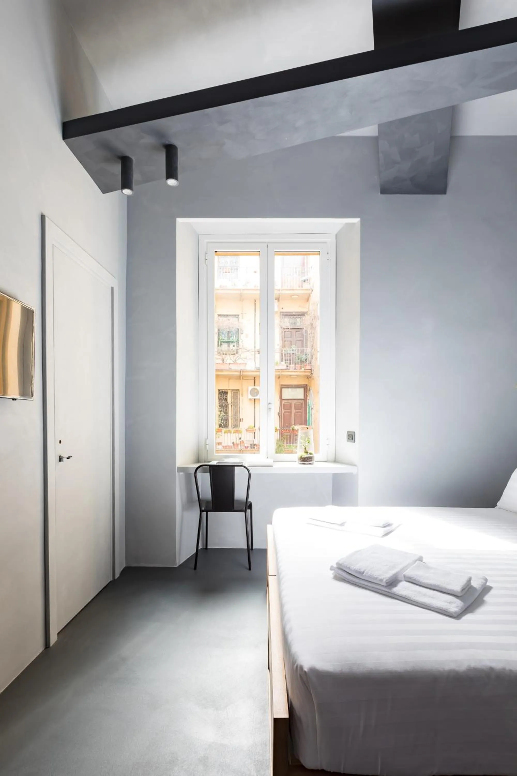 Bed in Pietra - The Italian Stay Collection